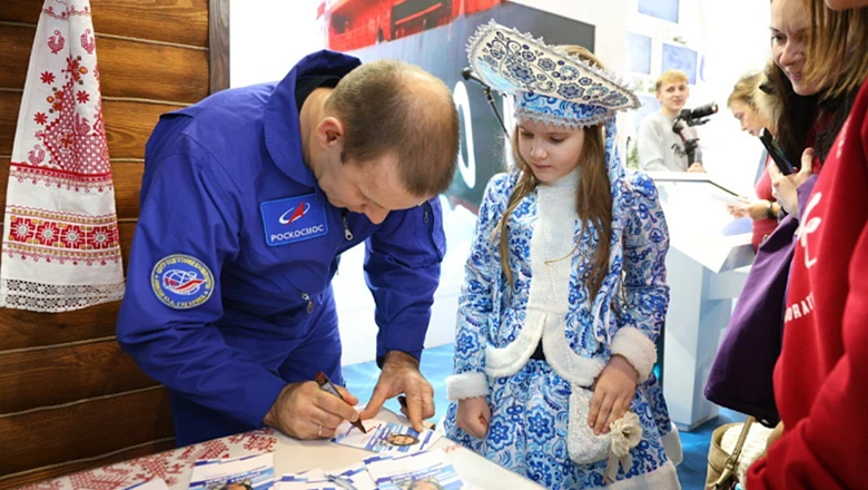 Космонавт Иван Вагнер провёл автограф-сессию на стенде региона на ВДНХ