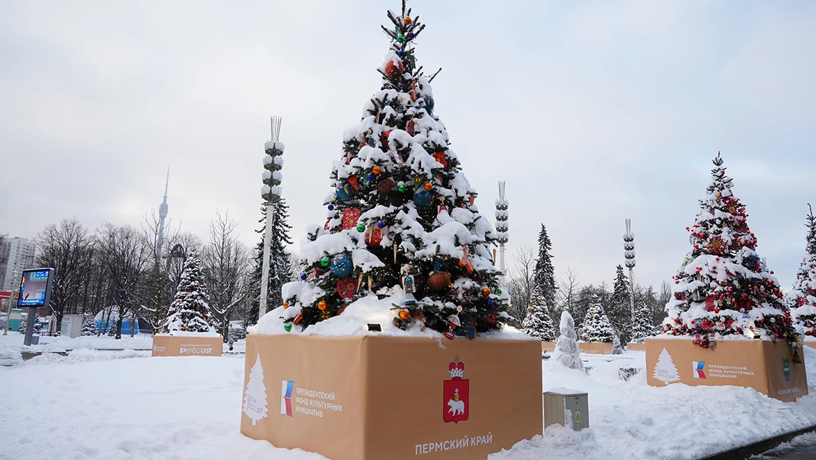 New Year tree of the Perm region: colorful panels and Kungur ceramics