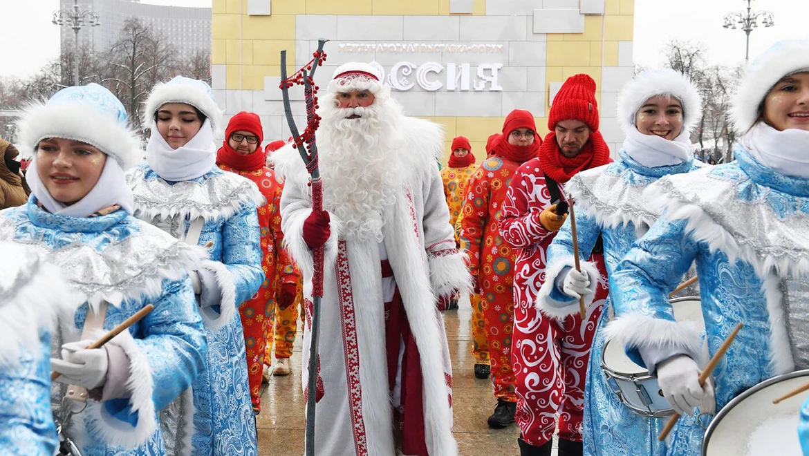 Красный кушак и очелье: мордовский Дед Мороз на выставке "Россия"
