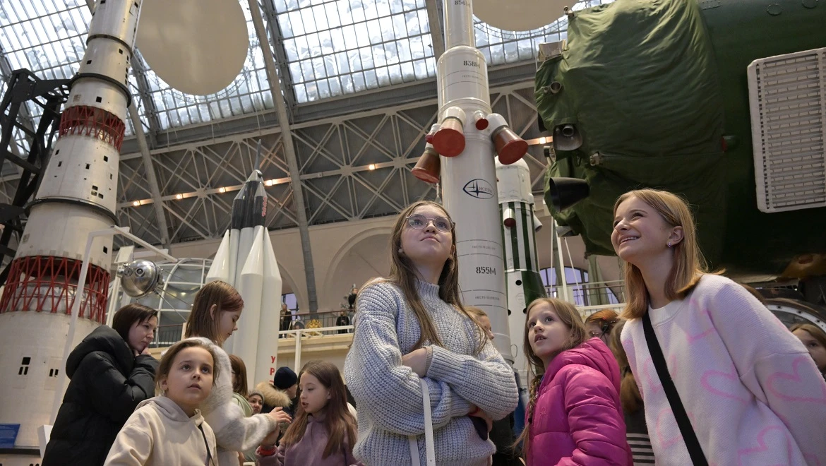 Около ста детей из Донецкой Народной Республики 6 января посетили Международную выставку-форум "Россия", которая проходит на ВДНХ в Москве. Для ребят провели экскурсии по ряду экспозиций выставки.
