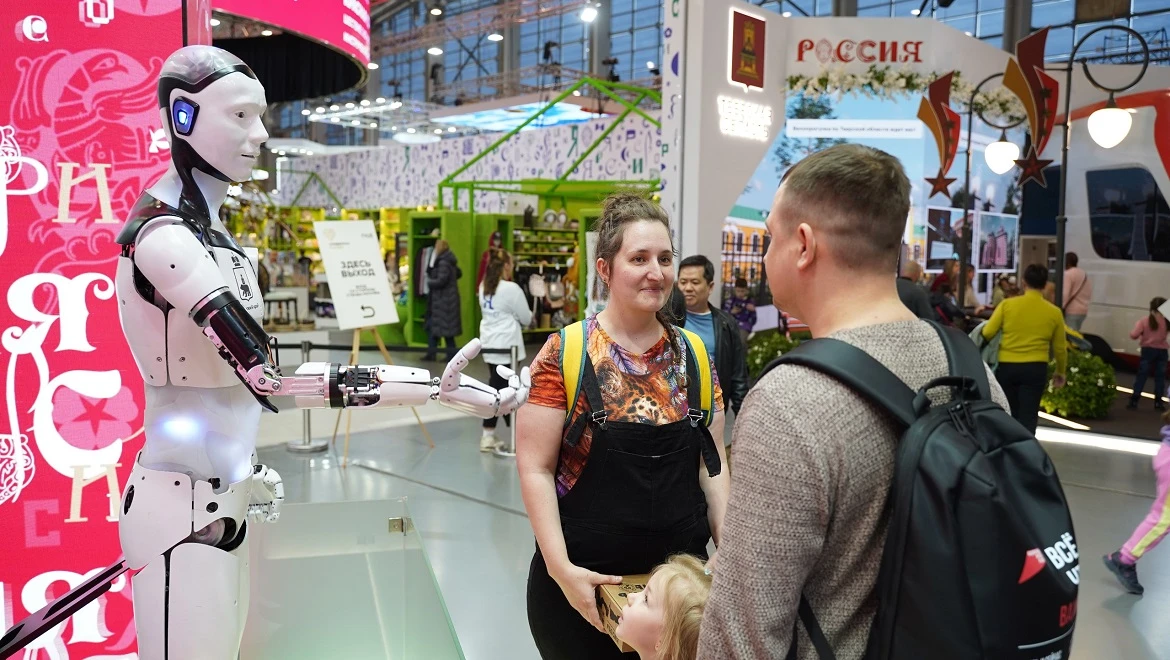 RUSSIA EXPO guests get phygitally married