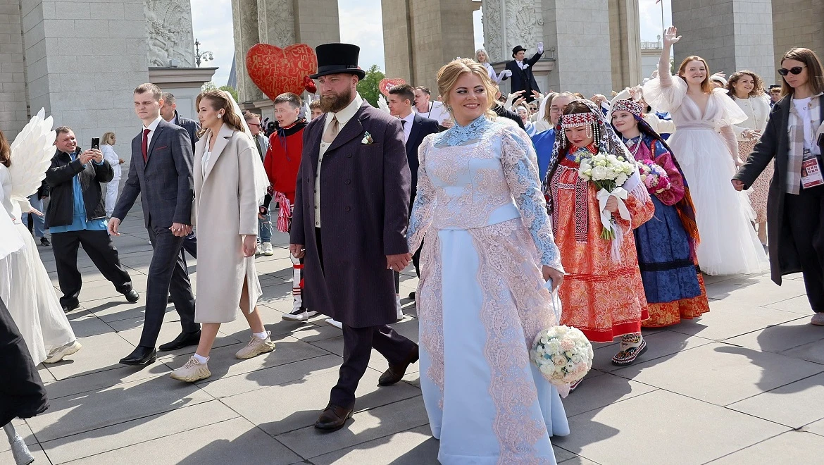 Шесть уральских пар поженились выставке "Россия"