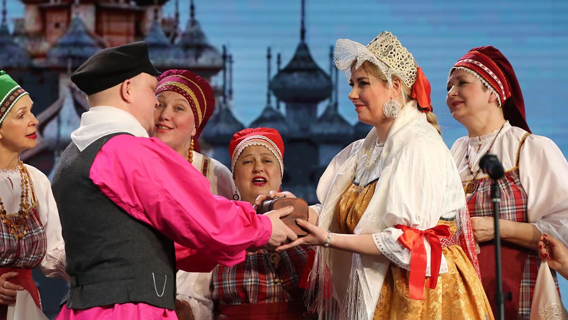 Станцуй круугу — непременно станешь счастливым: свадьбу по карельским традициям сыграли на выставке "Россия"