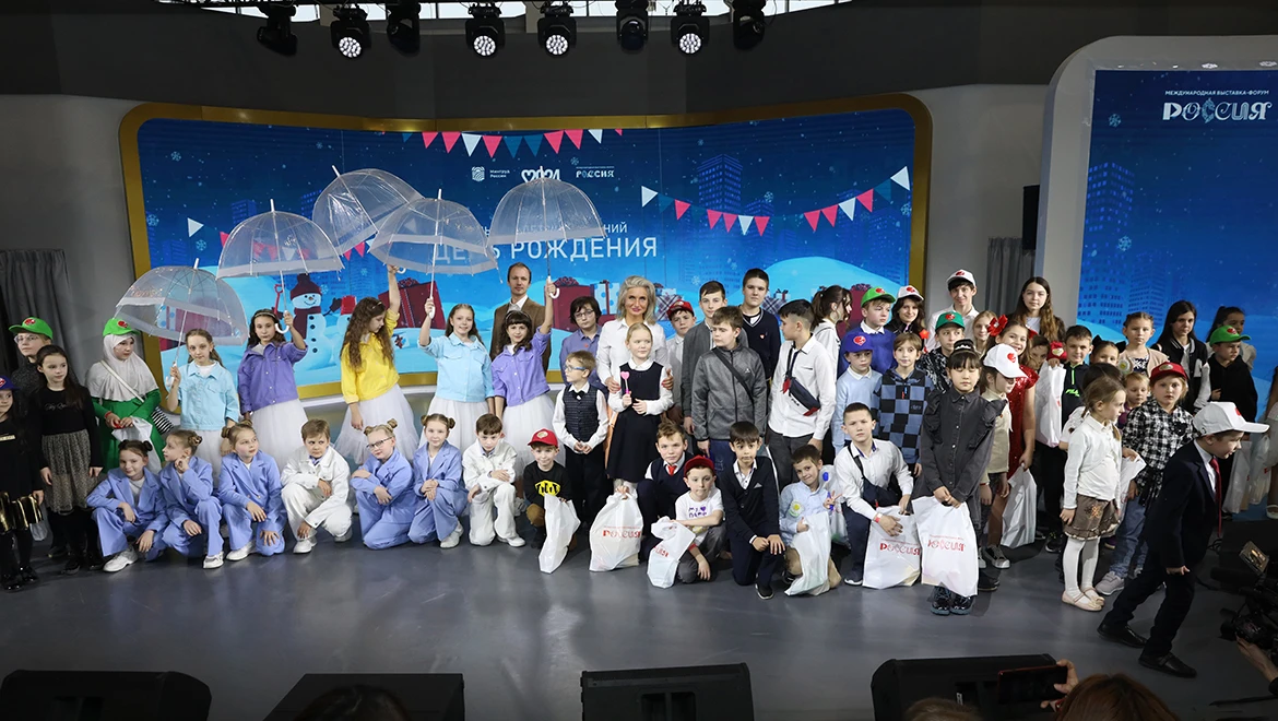 Большой зимний праздник: 101 ребёнок отметил свой день рождения на выставке "Россия"
