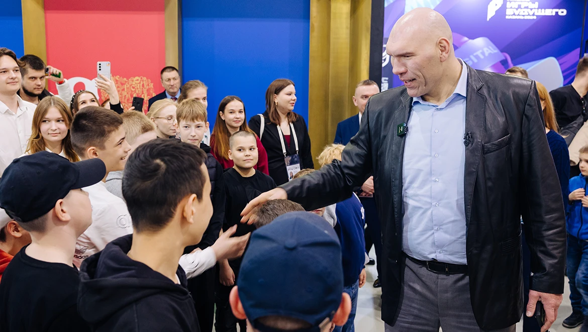 Прошлое, настоящее и будущее российского спорта представил школьникам Николай Валуев на выставке "Россия"