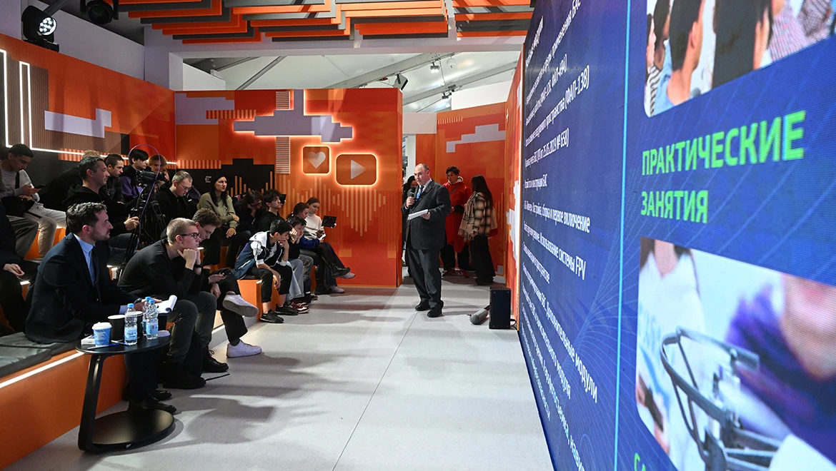 Чему учиться: о профессиях будущего школьникам рассказывают на выставке "Россия"