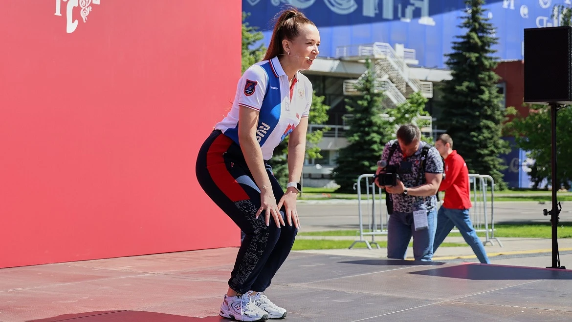 Зарядка с мастером спорта по кикбоксингу Дарьей Меркуловой прошла на выставке "Россия"