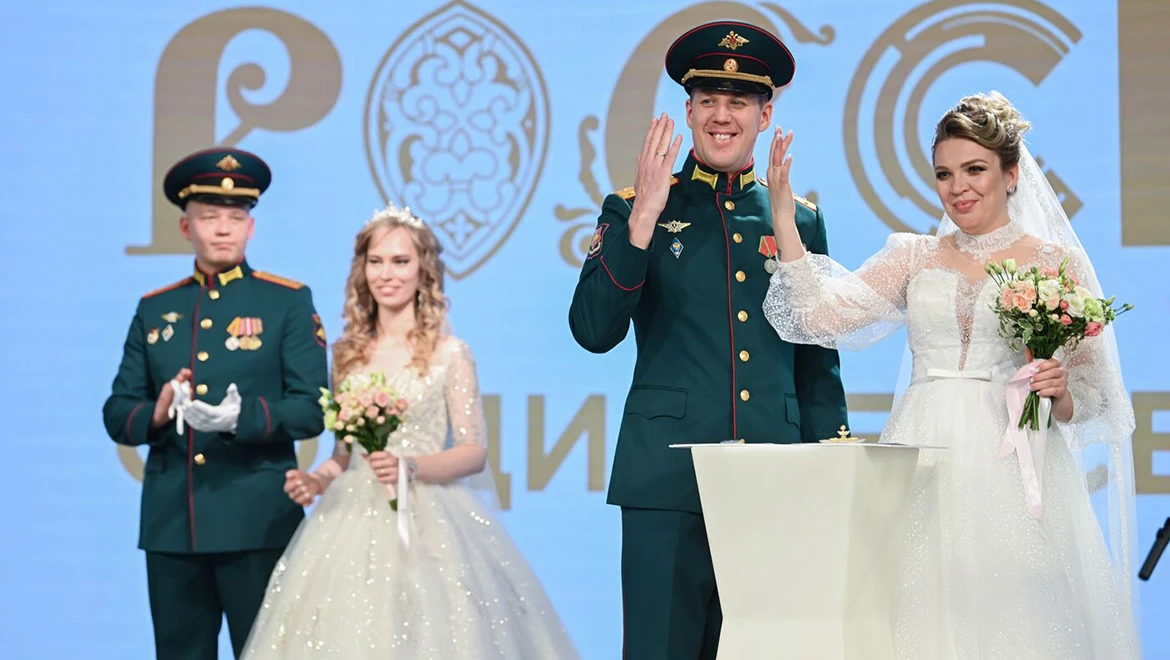 Две влюблённые пары с Южного Урала заключили брачный союз в день 90-летия Челябинской области на выставке "Россия"