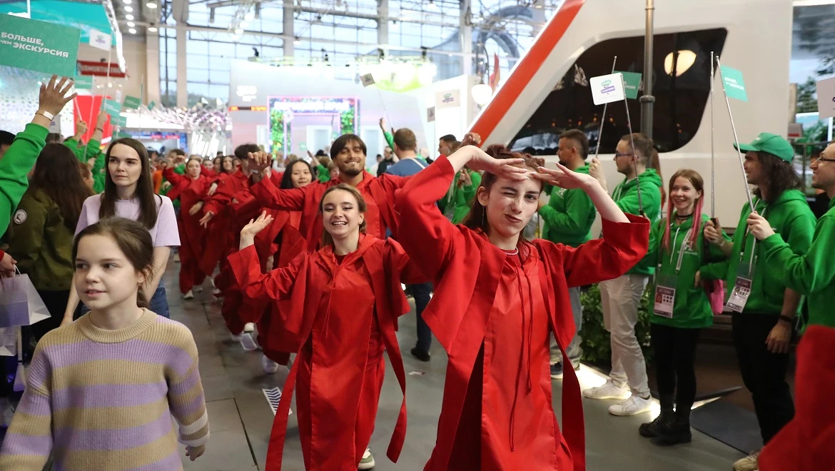 На выставке прошёл яркий танцевальный флешмоб «Молодёжь России»