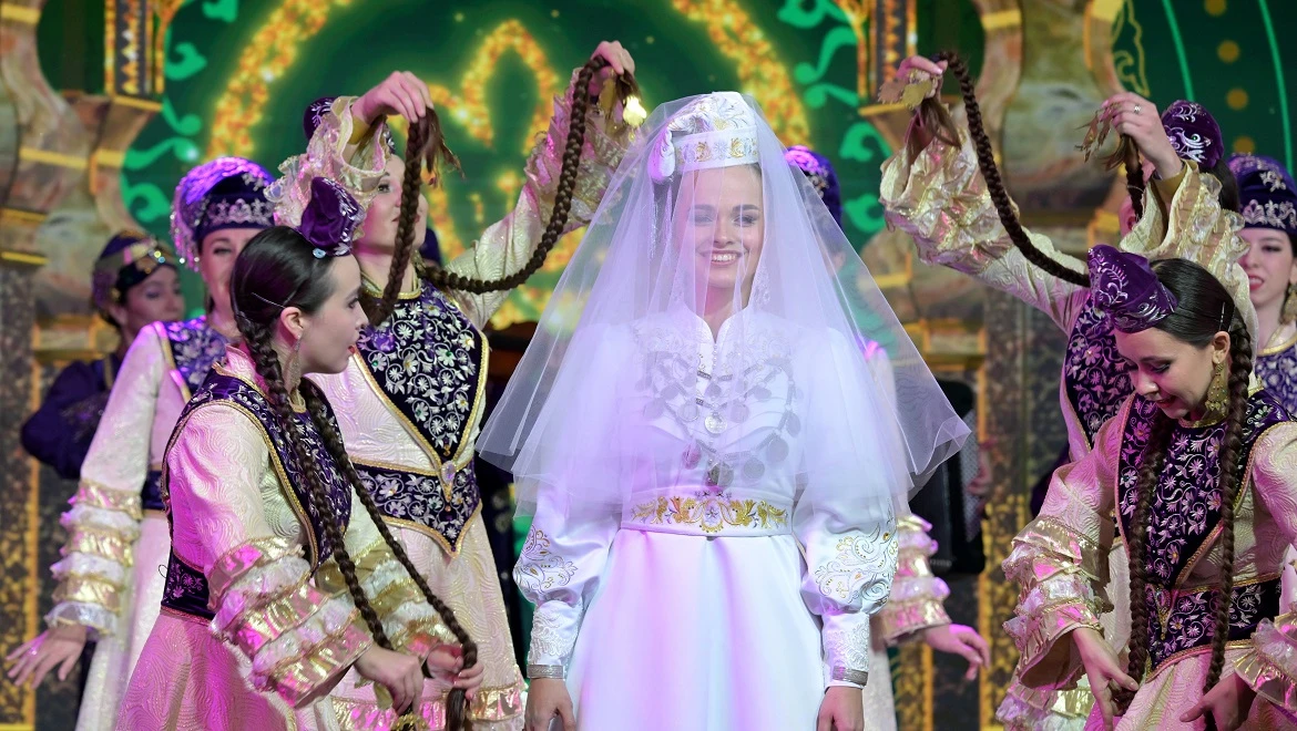 Самат и Сюмбель показали татарские традиции: свадьба на выставке "Россия"