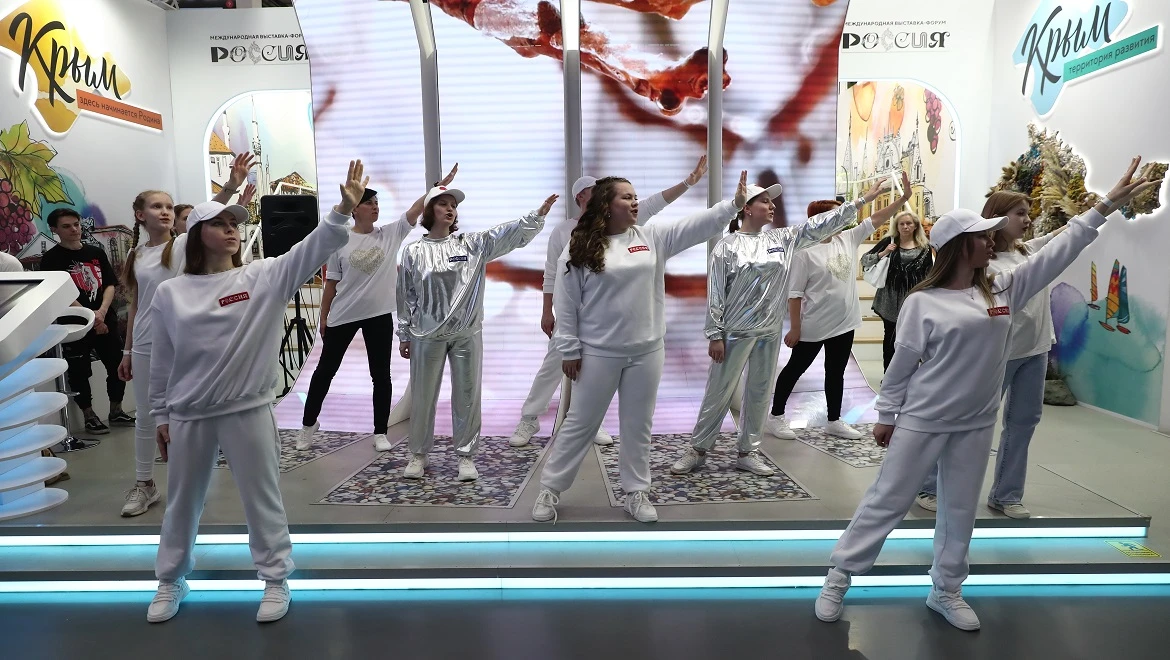 Guests of the RUSSIA EXPO took part in a massive flash mob to the composition "Beautiful Far Away"