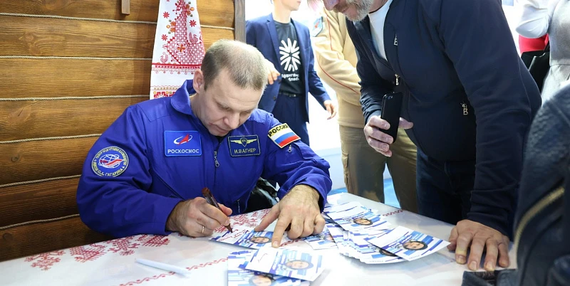 Ivan Vagner will hold an autograph session at the stand of the Arkhangelsk region at VDNH on Cosmonautics Day