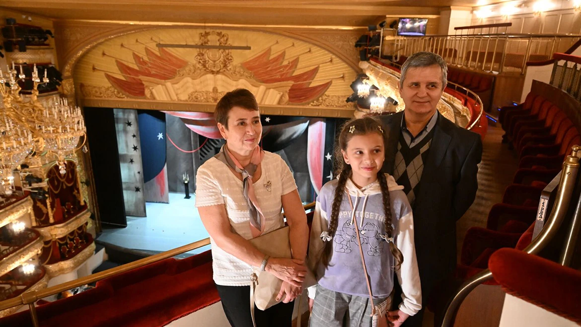 «Полный восторг!»: миллионный гость выставки Светлана Сулейманова с семьёй побывала в Большом театре