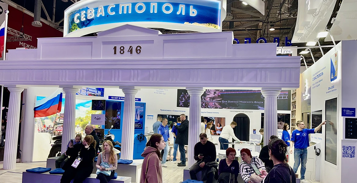 Триумфальная арка и мотоцикл президента: стенд Севастополя встречает гостей