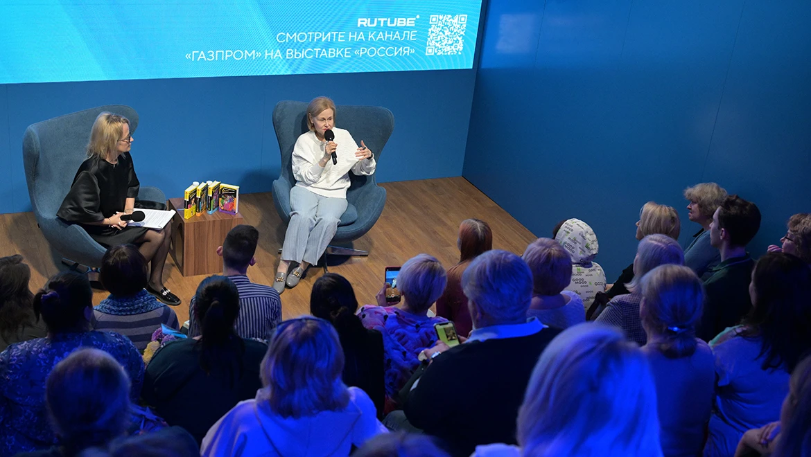 Дарья Донцова встретилась с поклонниками на выставке "Россия"