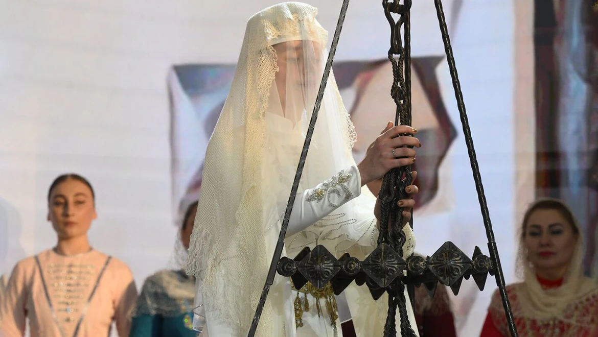 Молитва старших и обряды с надочажной цепью: осетинская свадьба на выставке "Россия"