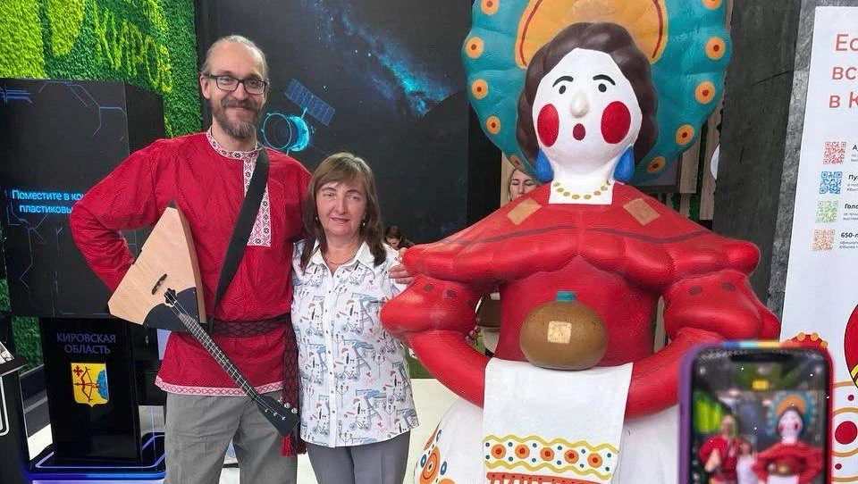 Посетителей выставки "Россия" научили раскрашивать дымковскую игрушку