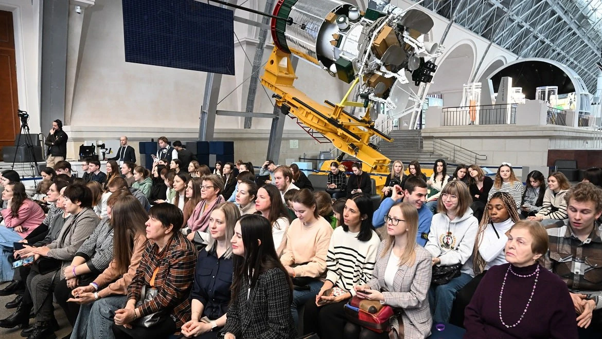Мордовское многоголосие, научная лекция и космическая мечта: яркий четверг на выставке "Россия"