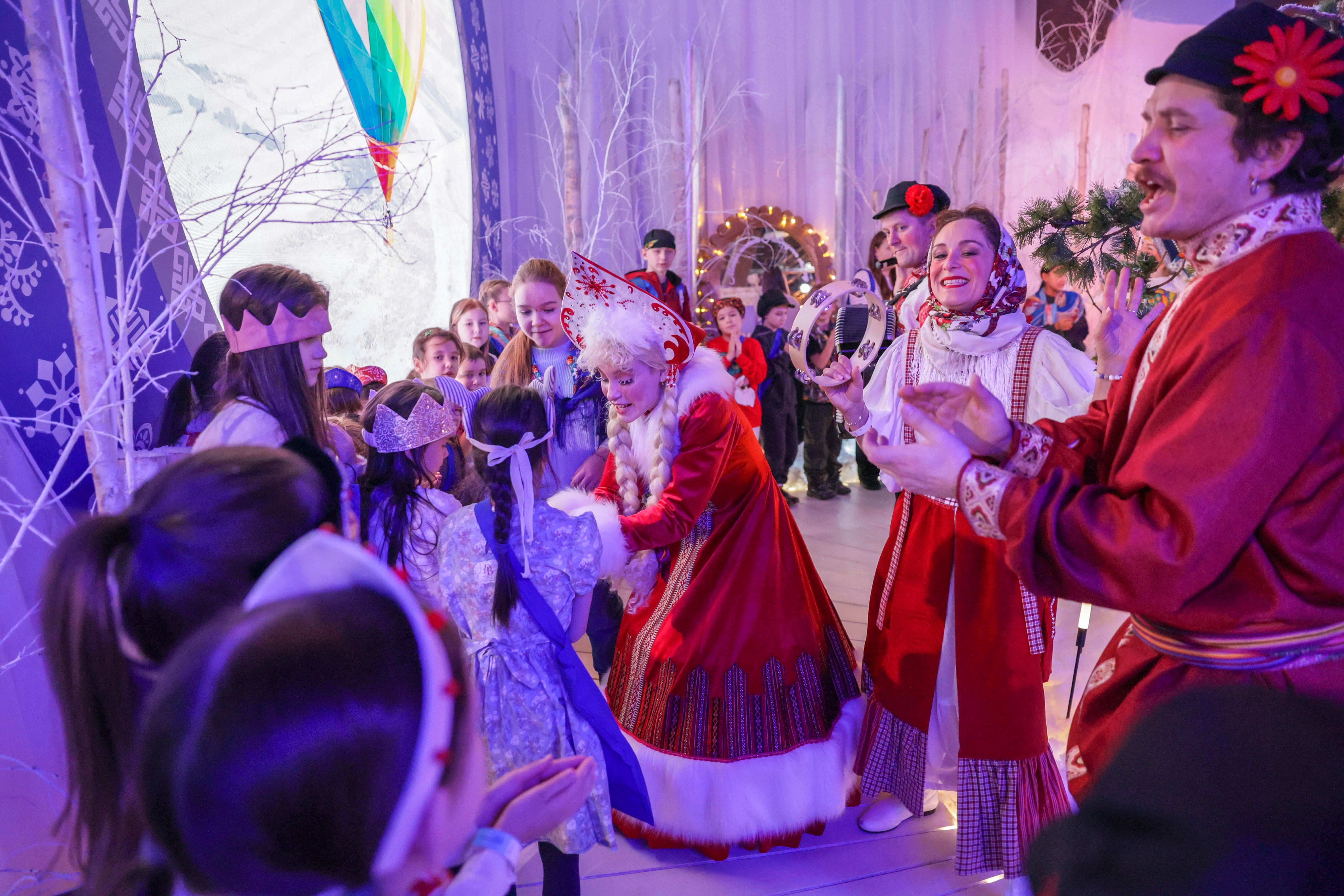 Theatrical carolling 