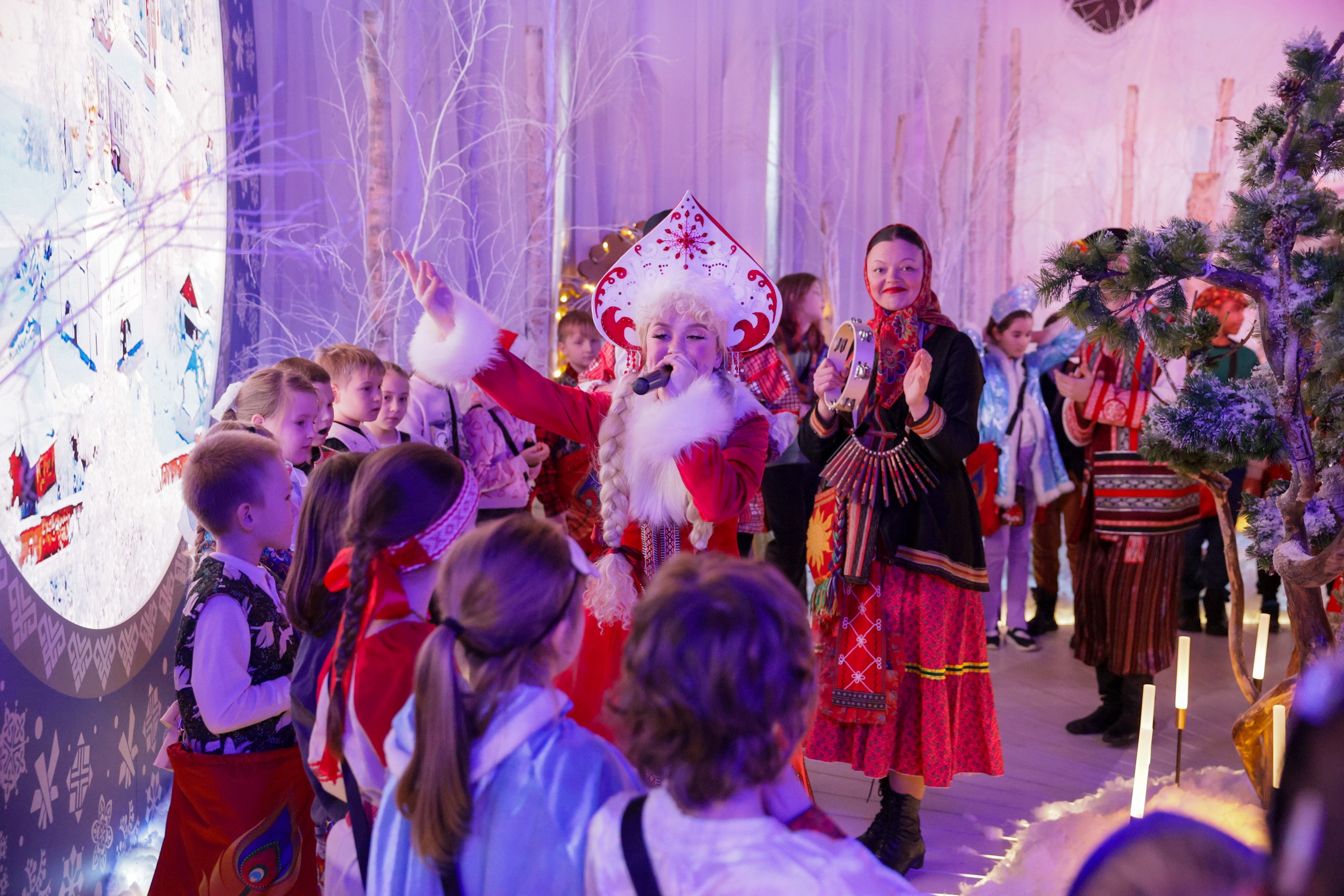 Theatrical carolling 