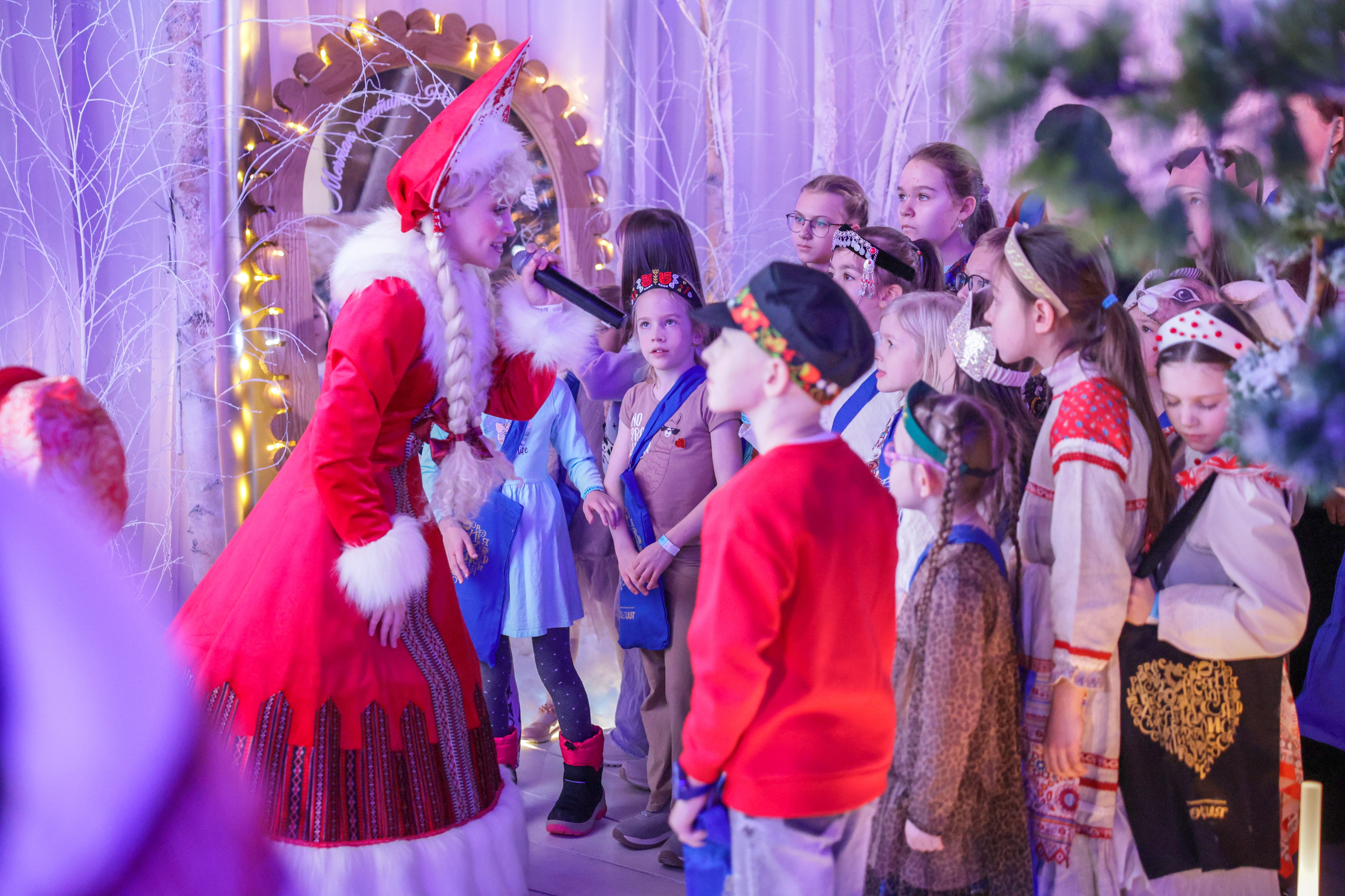 Theatrical carolling 