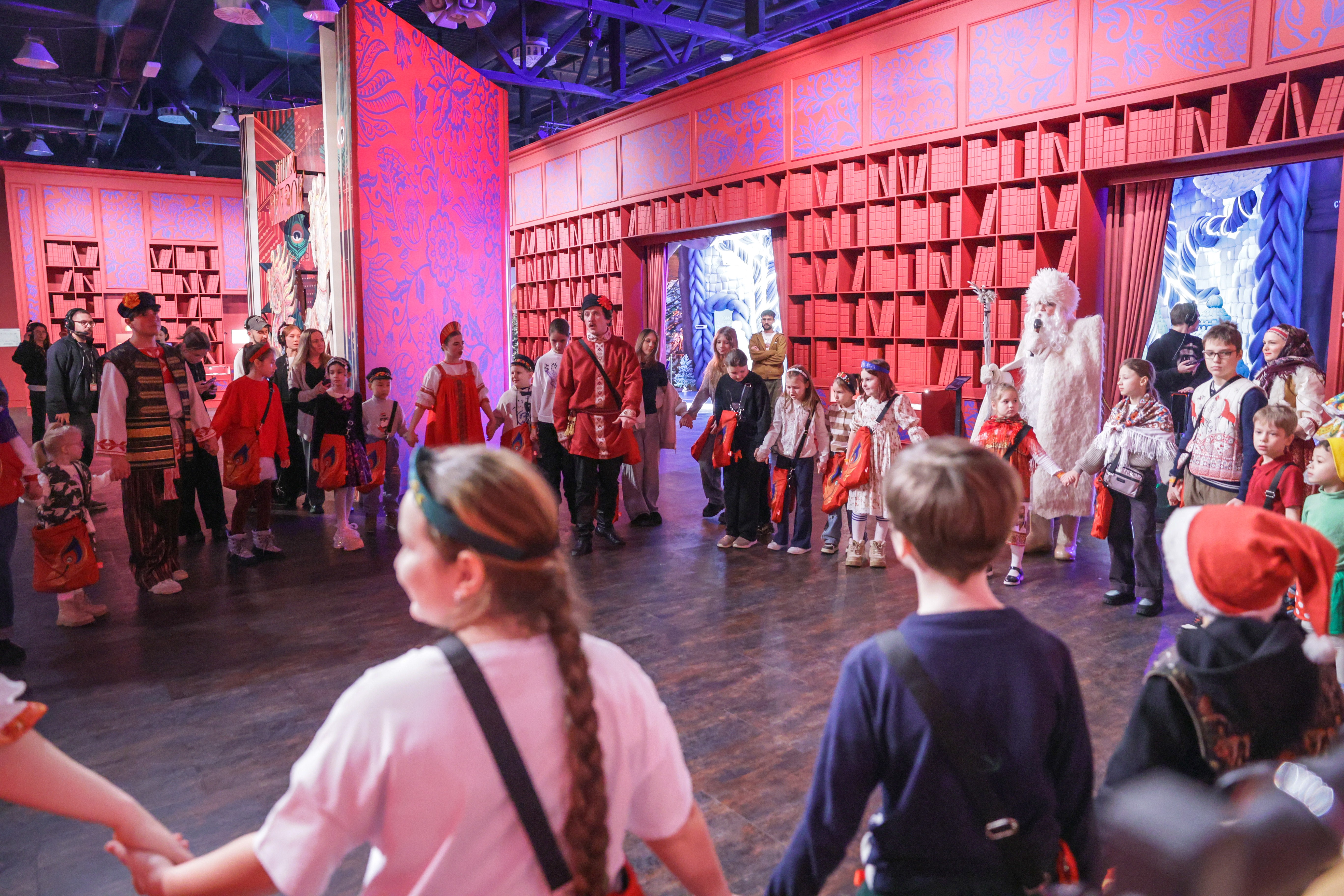 Theatrical carolling 