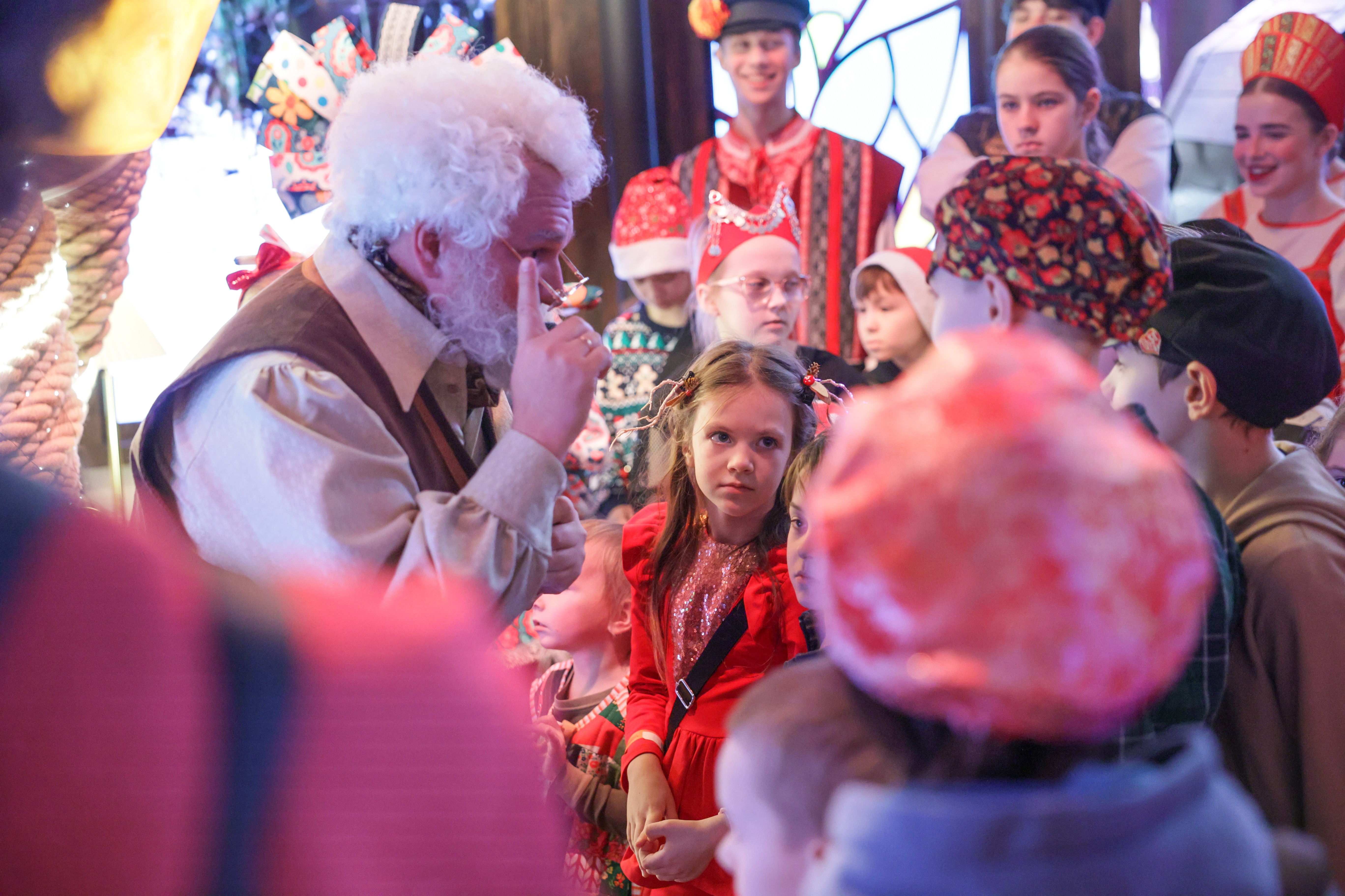 Theatrical carolling 