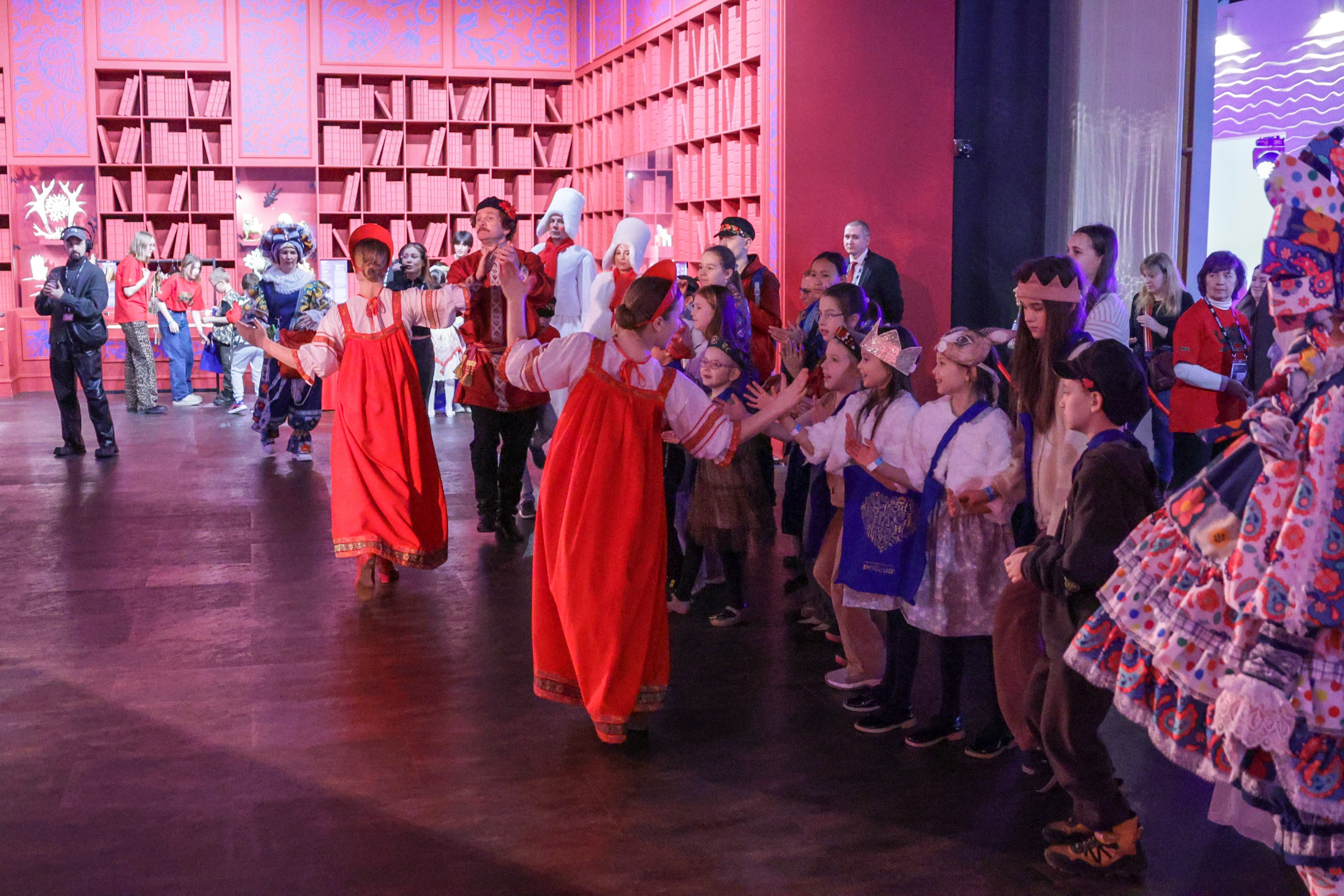 Theatrical carolling 