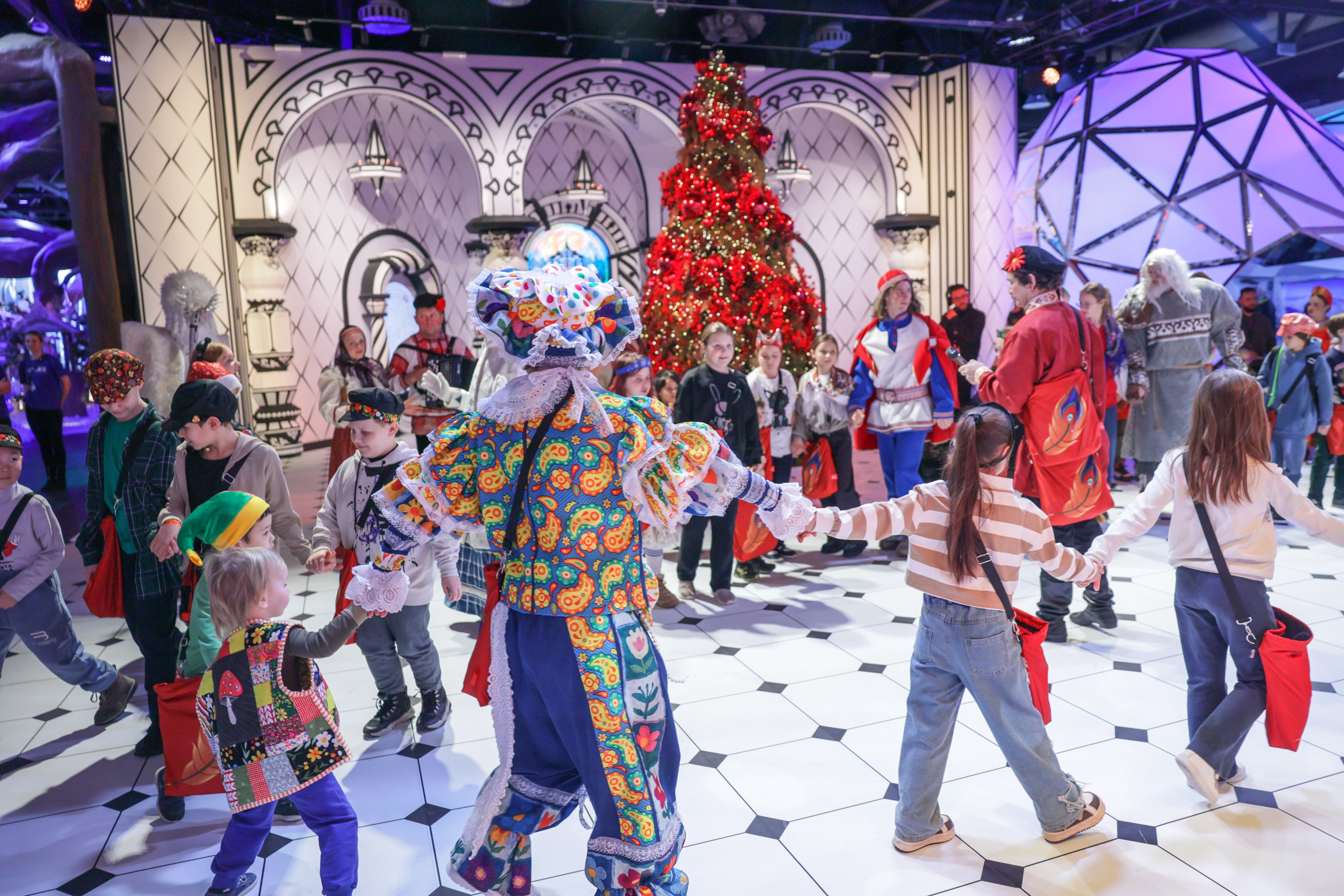 Theatrical carolling 