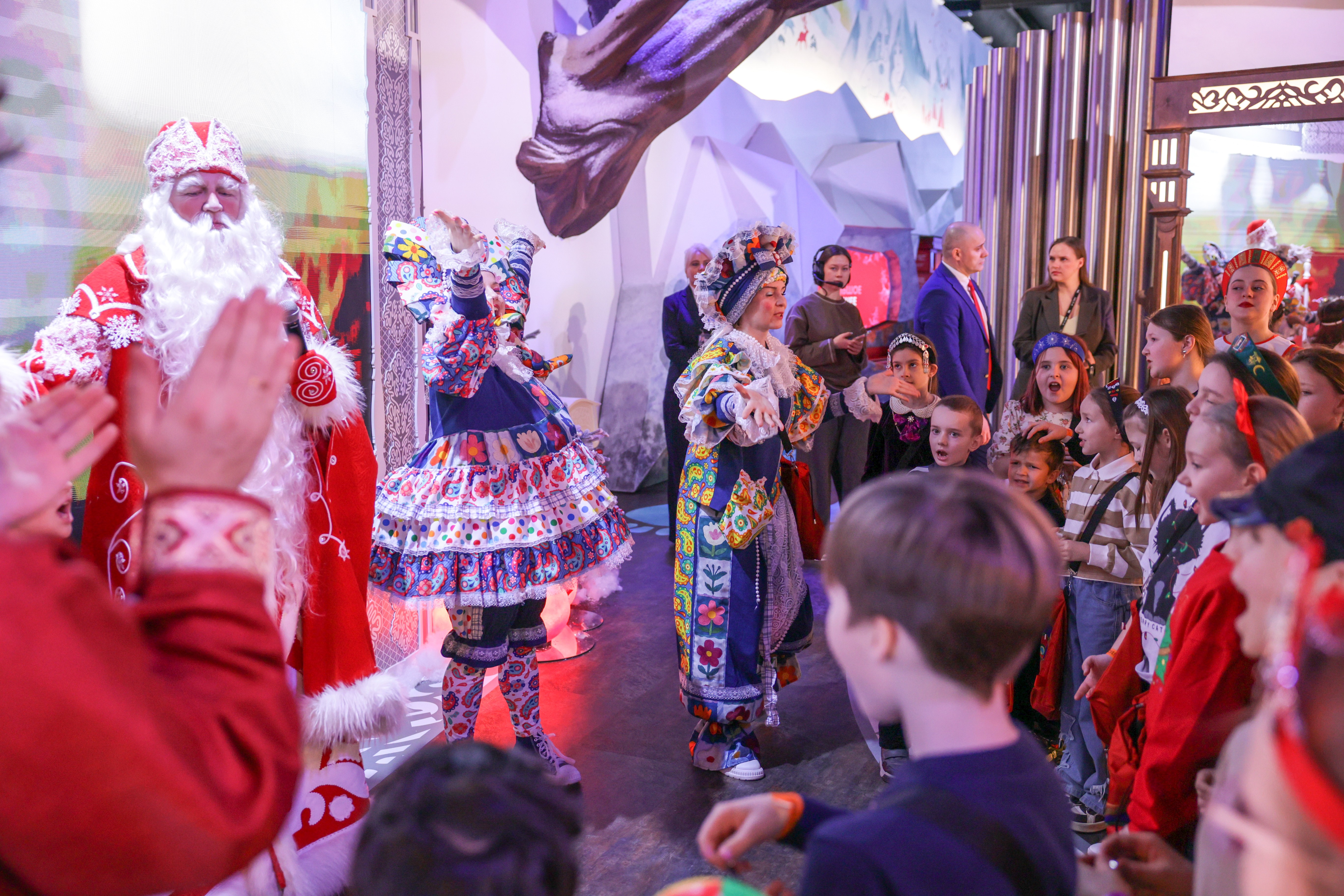 Theatrical carolling 