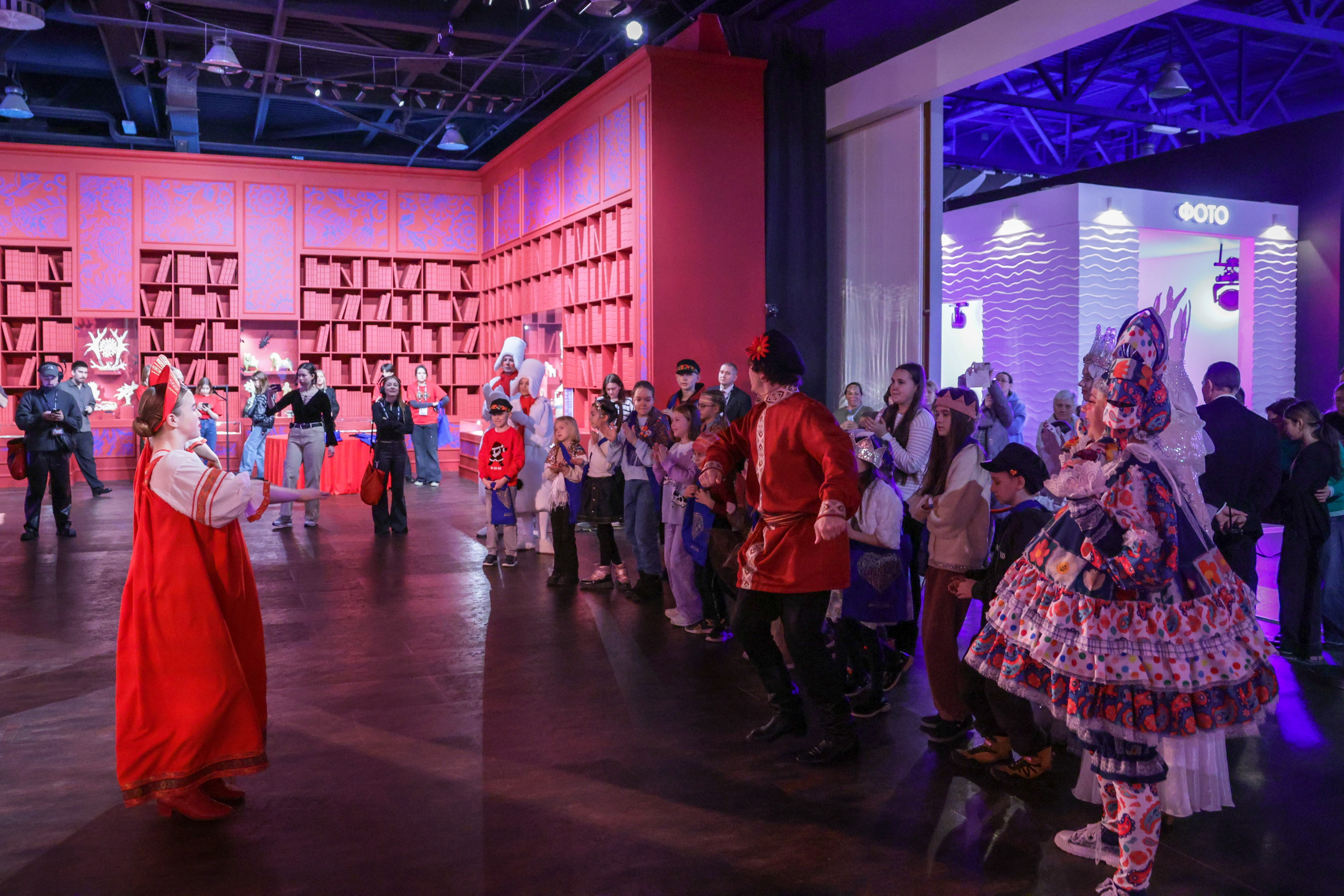 Theatrical carolling 