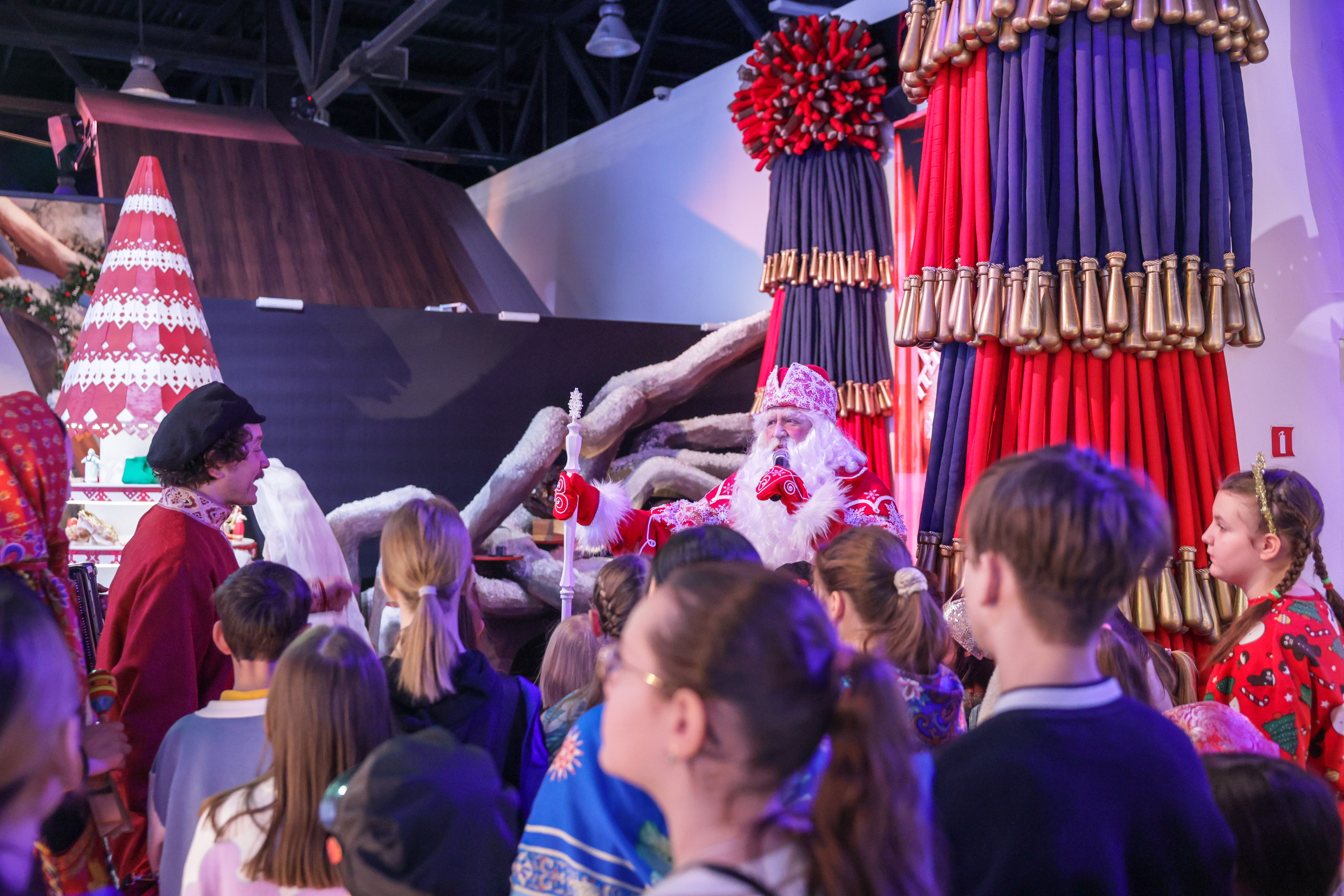 Theatrical carolling 