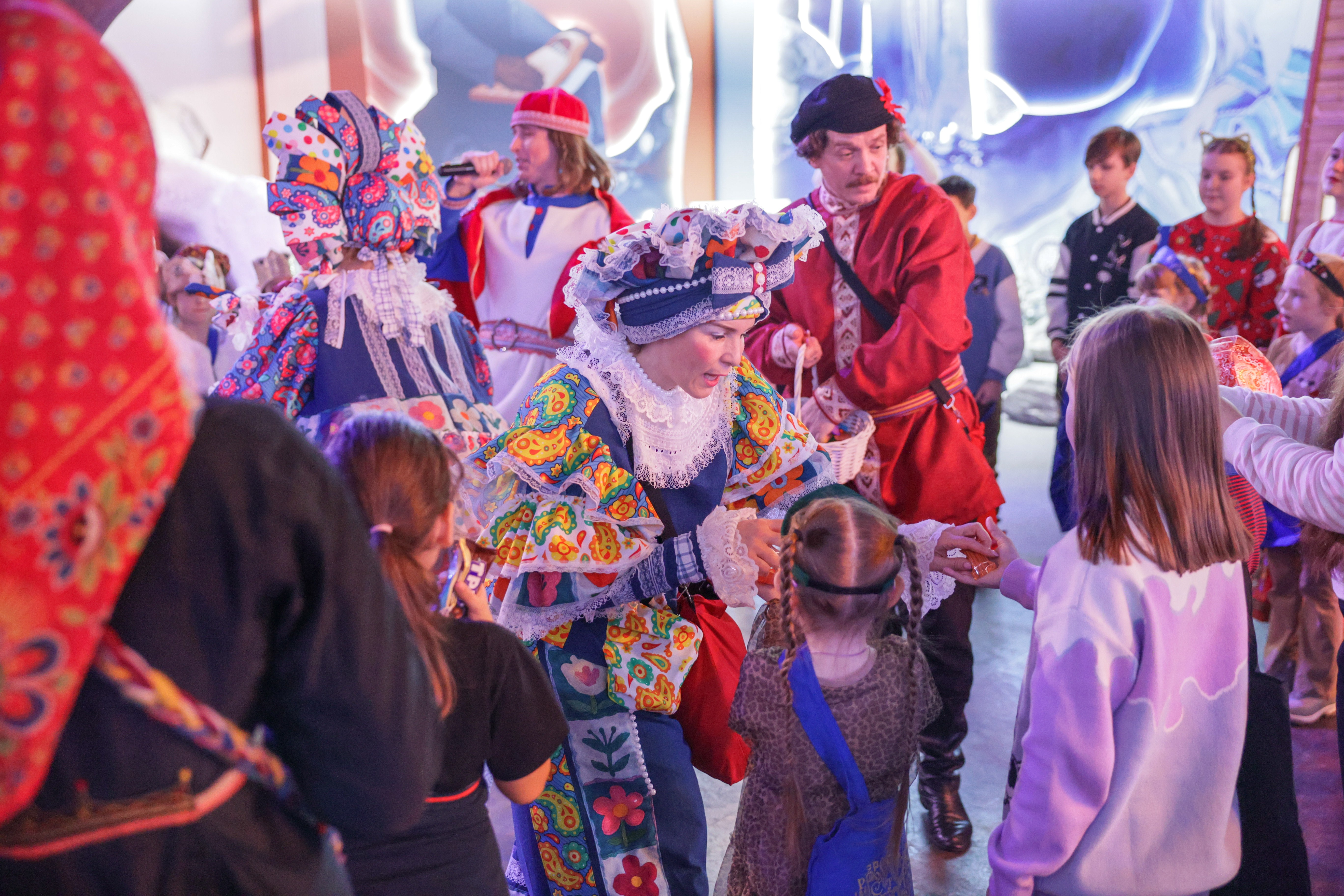 Theatrical carolling 