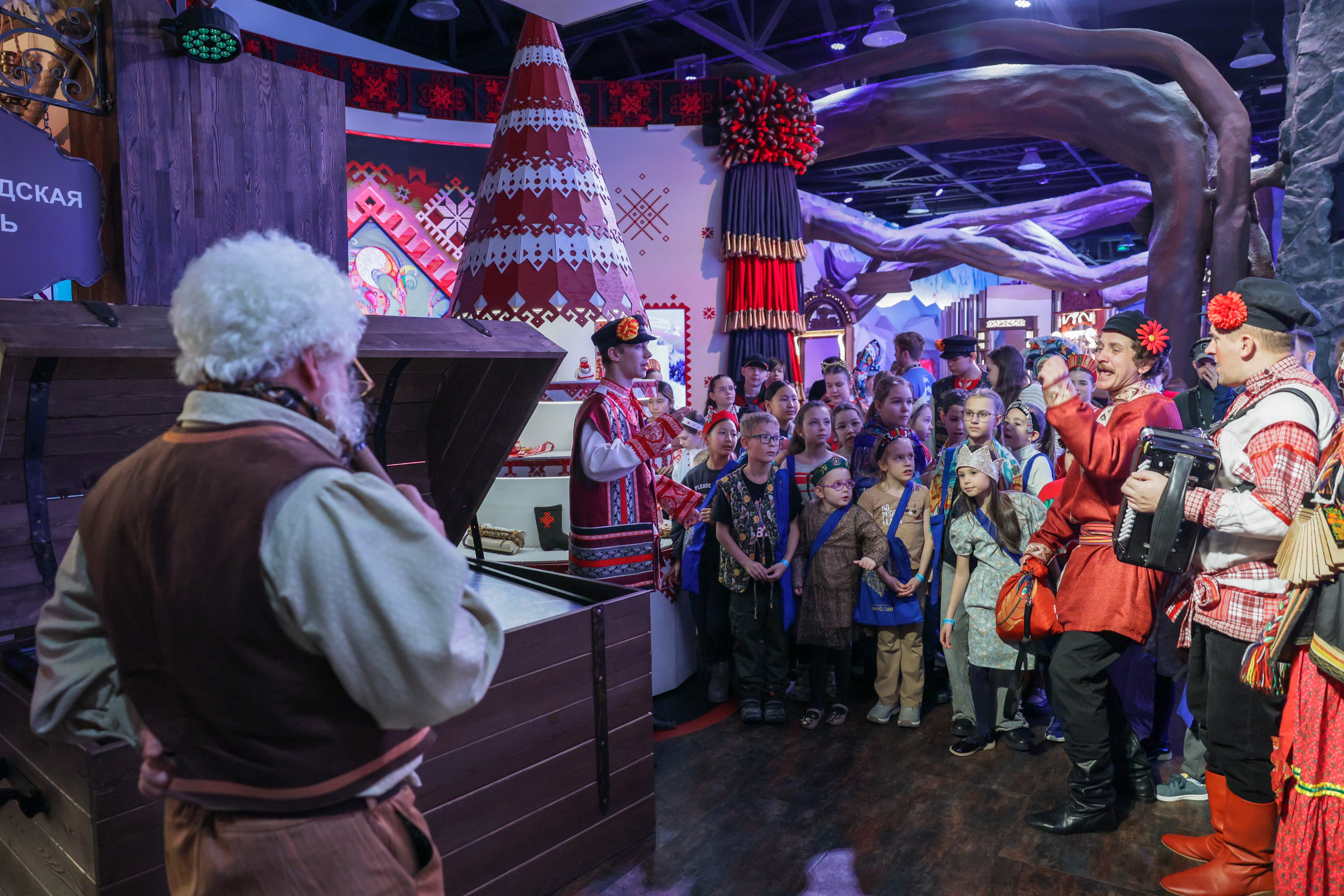 Theatrical carolling 