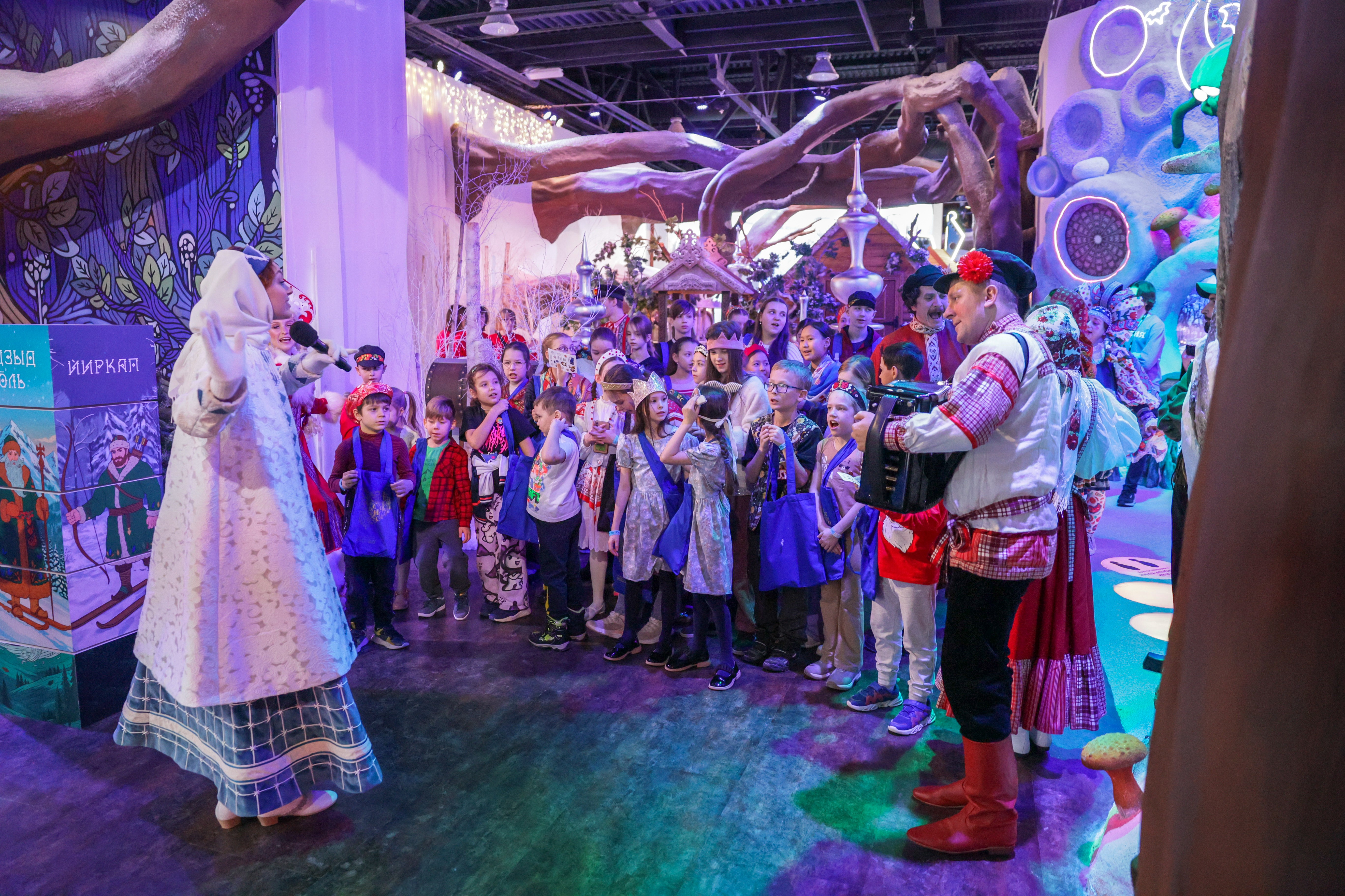 Theatrical carolling 