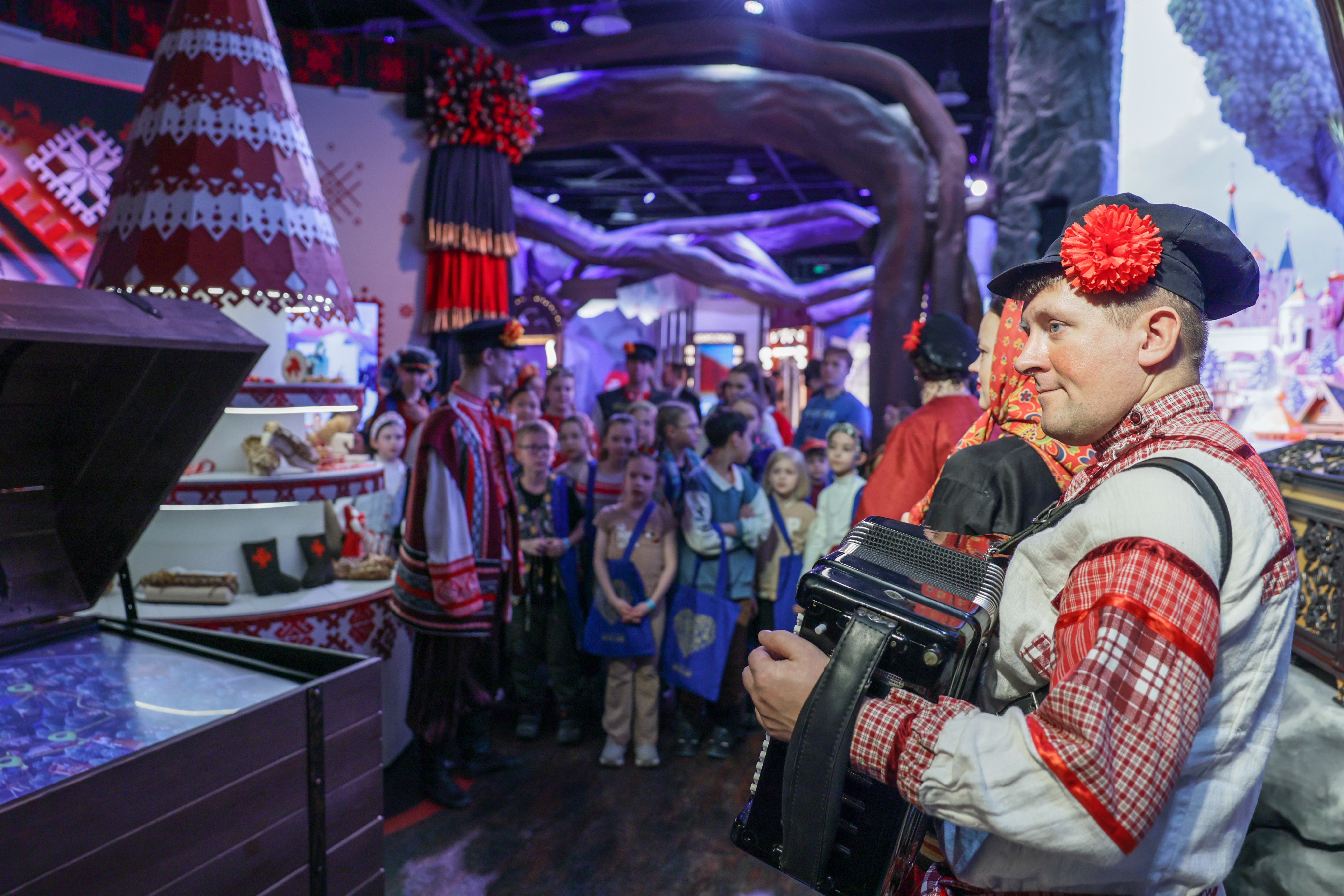 Theatrical carolling 