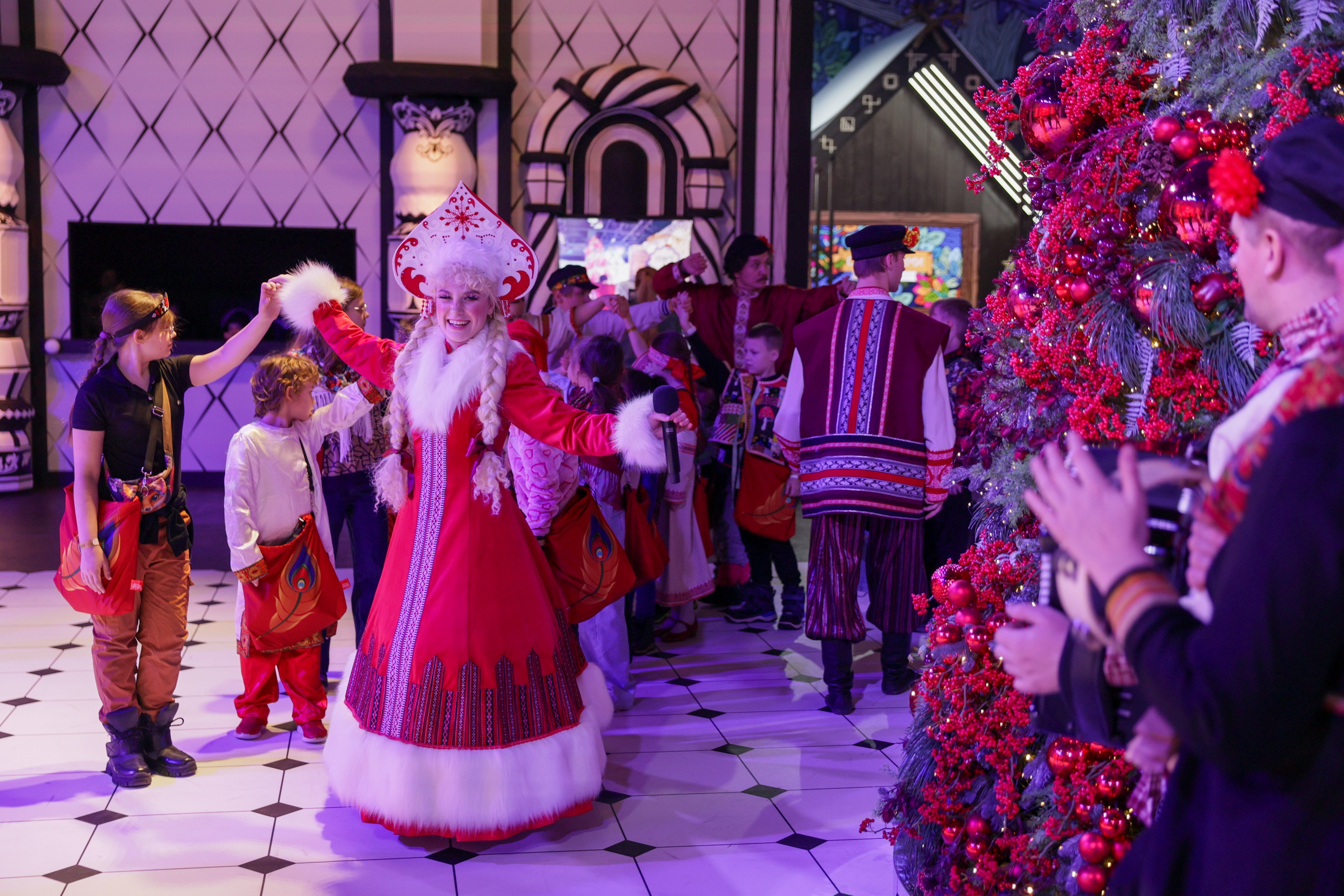 Theatrical carolling 