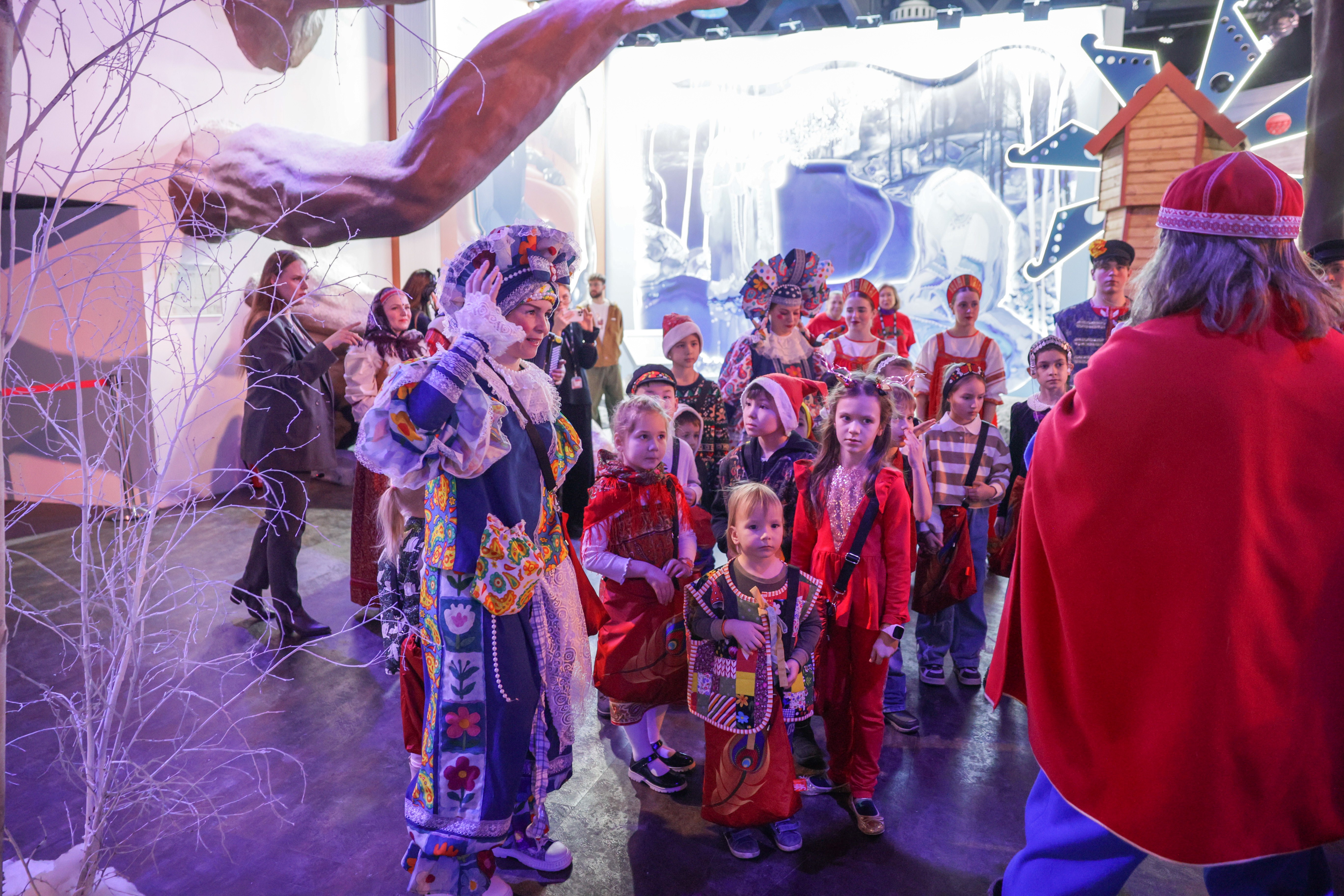 Theatrical carolling 