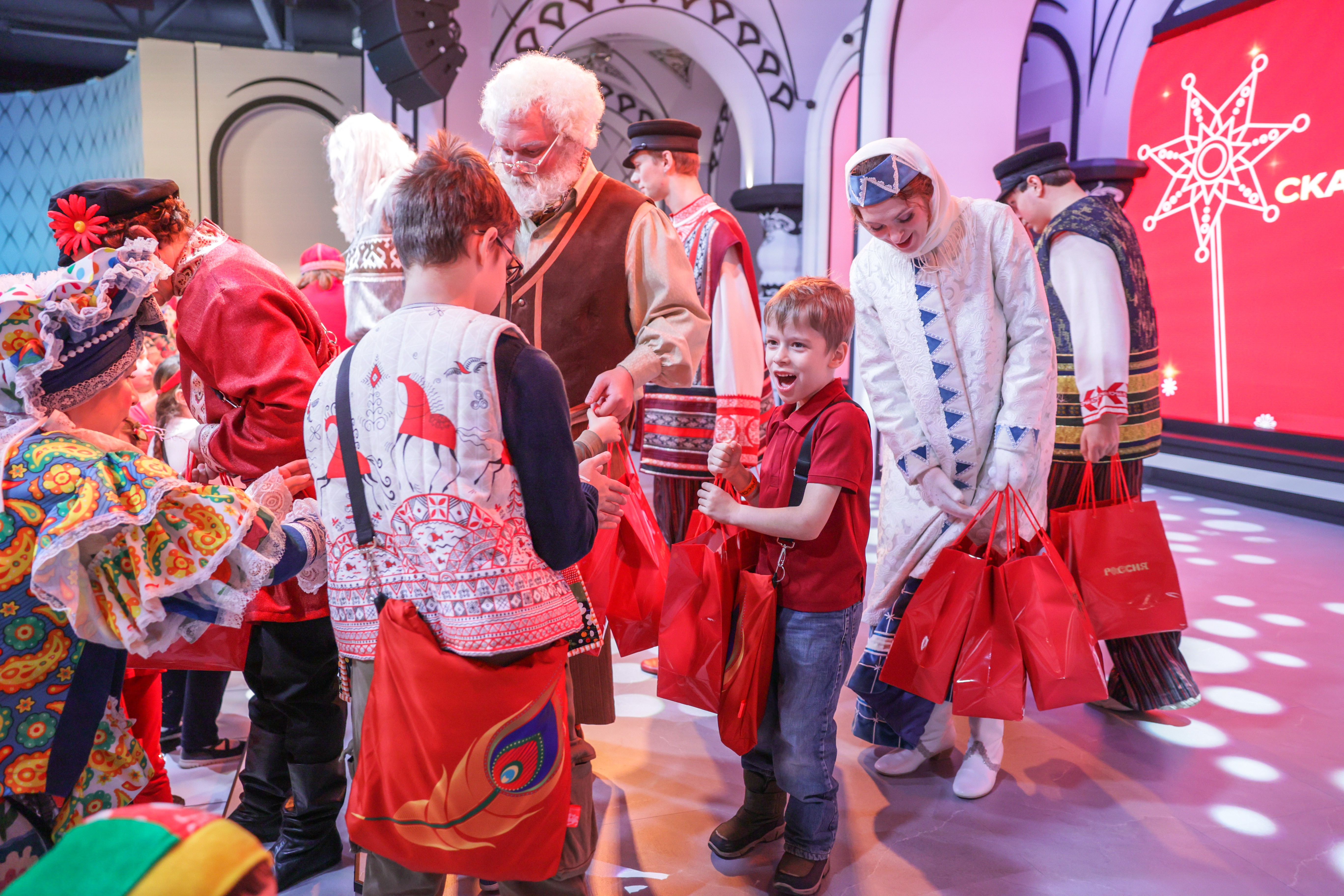 Theatrical carolling 