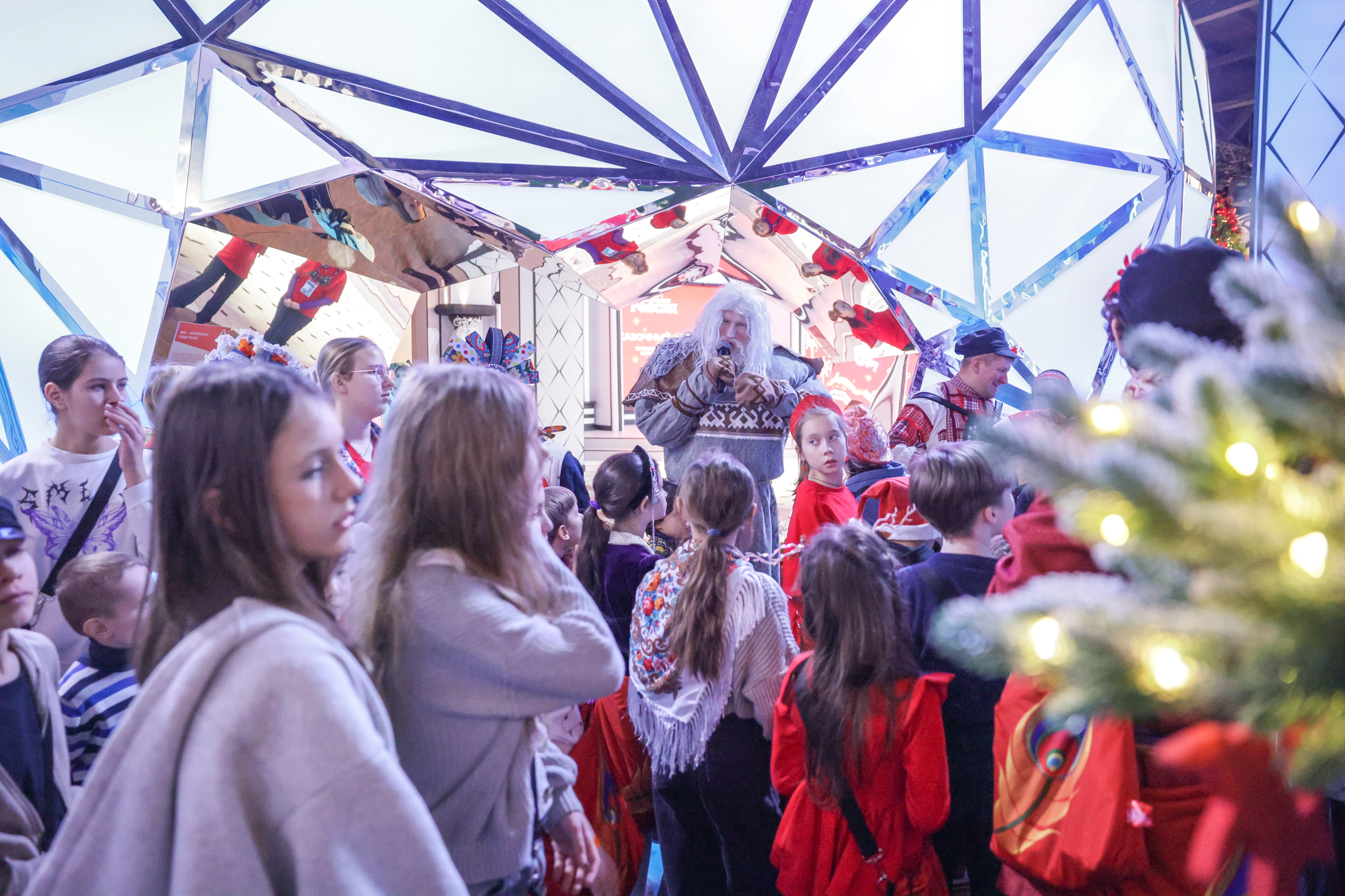 Theatrical carolling 