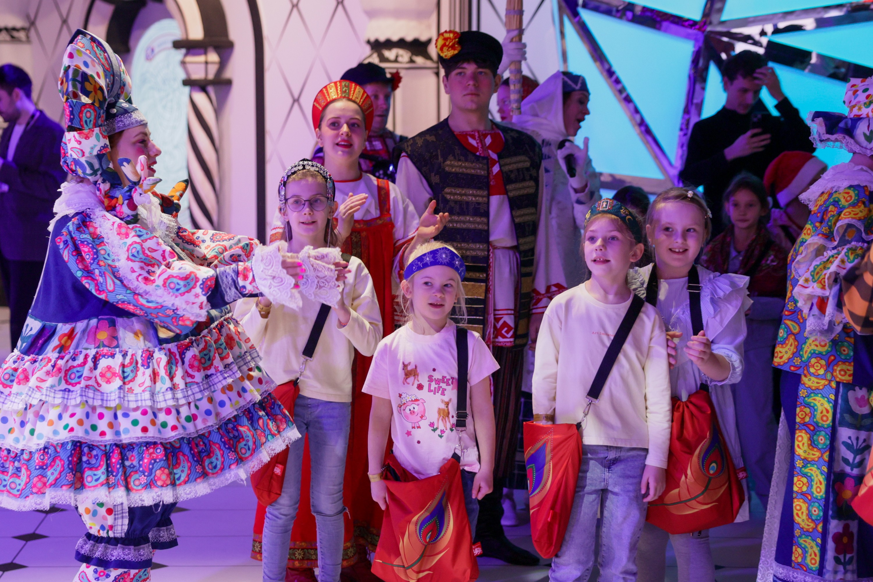 Theatrical carolling 