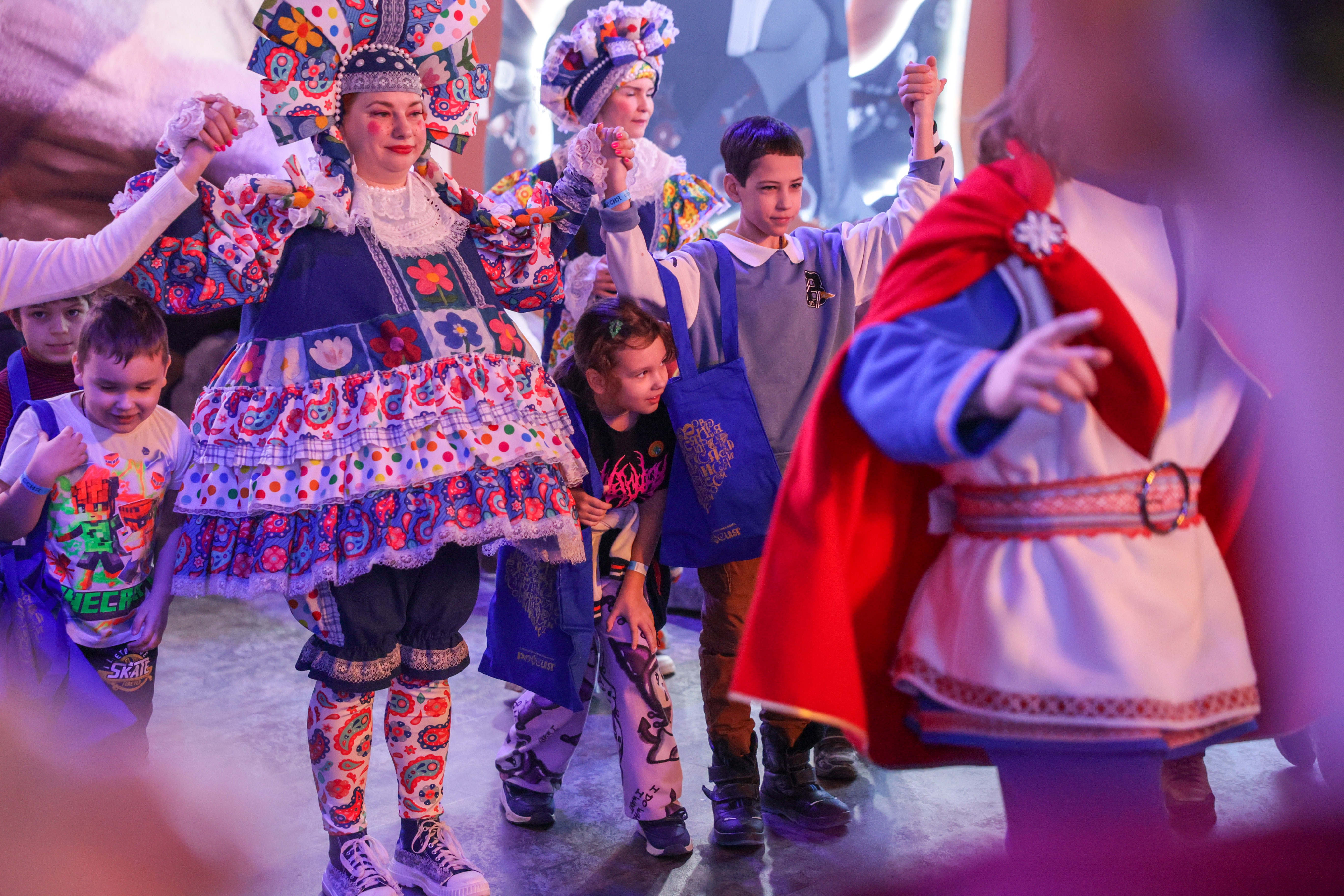 Theatrical carolling 