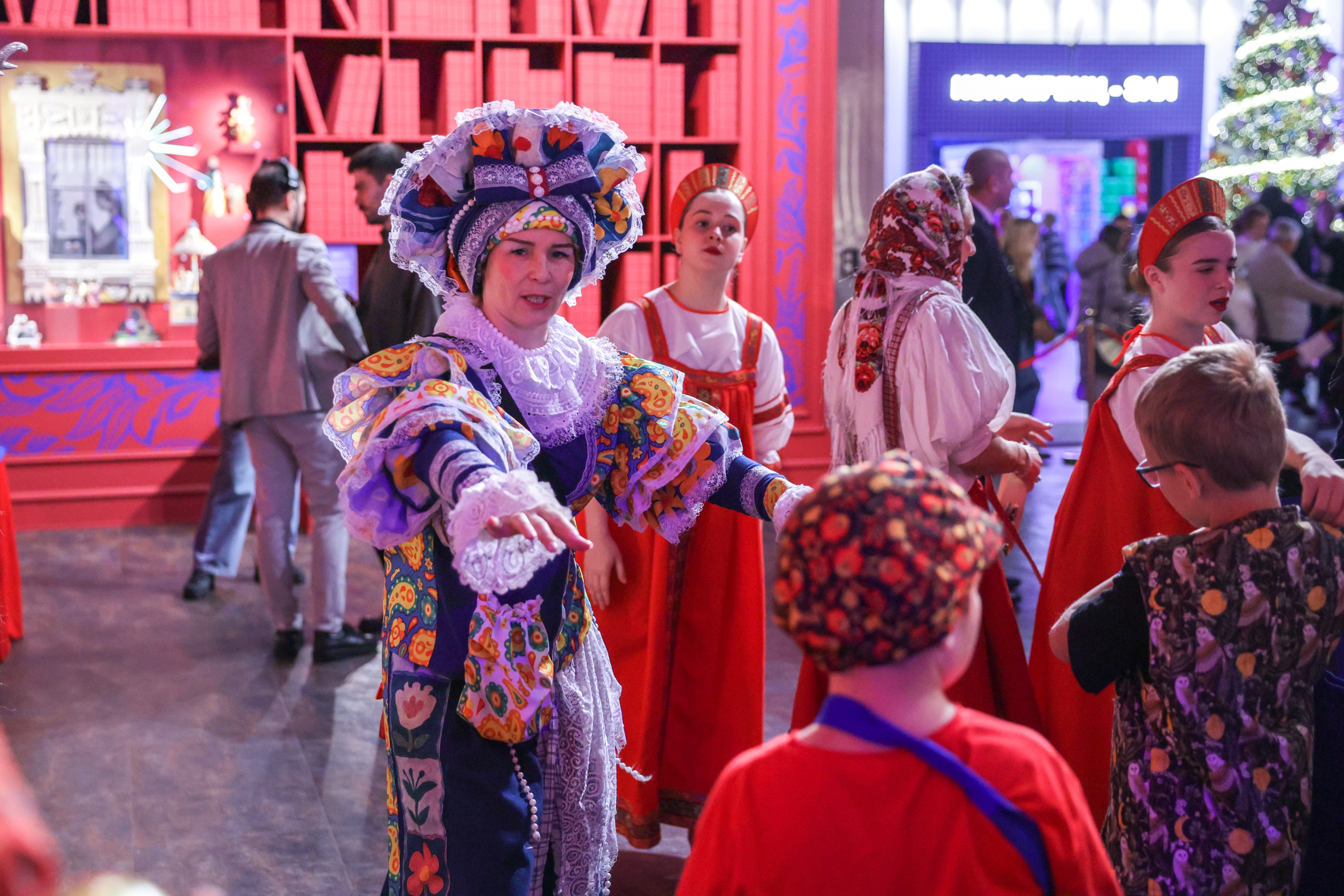 Theatrical carolling 