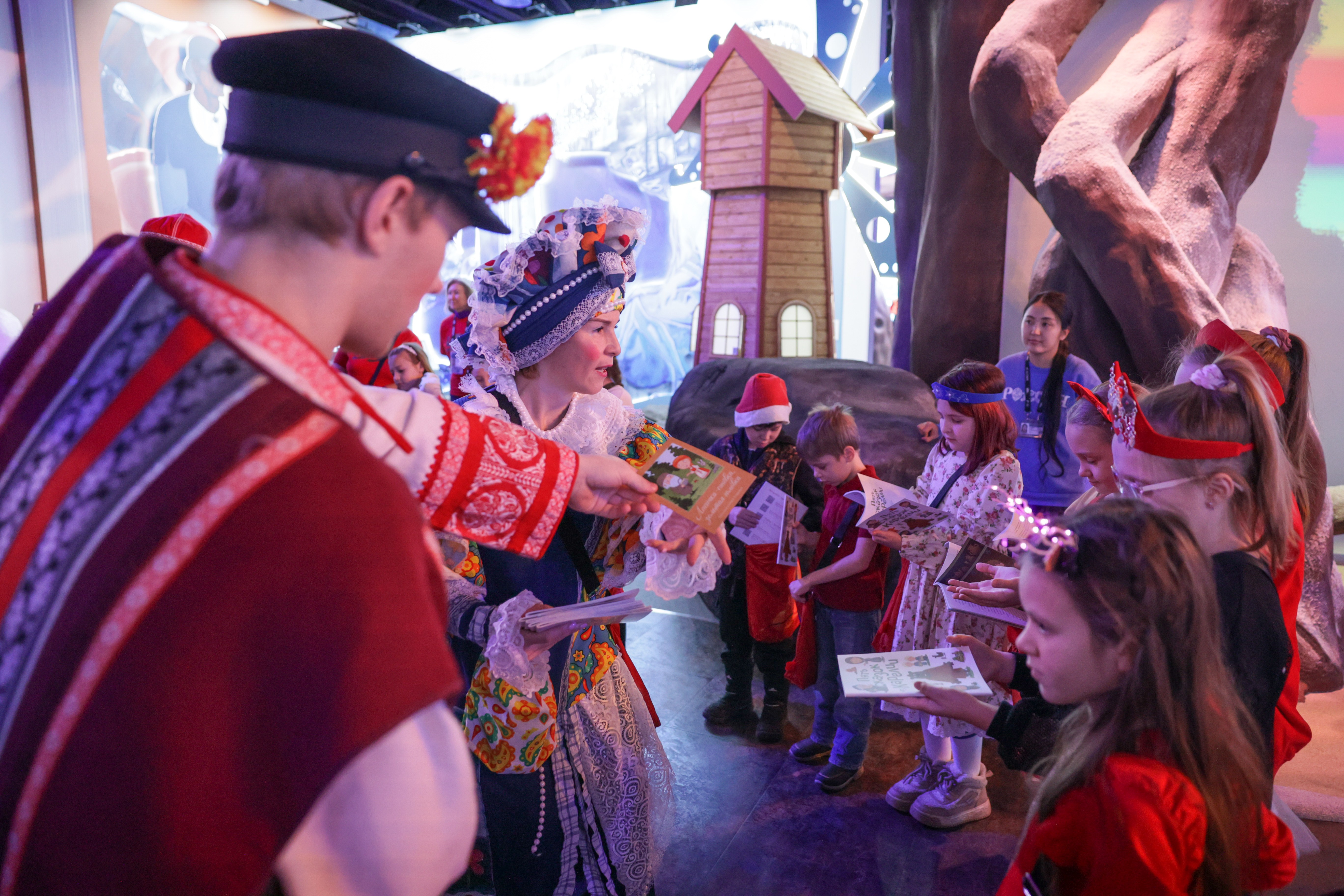 Theatrical carolling 