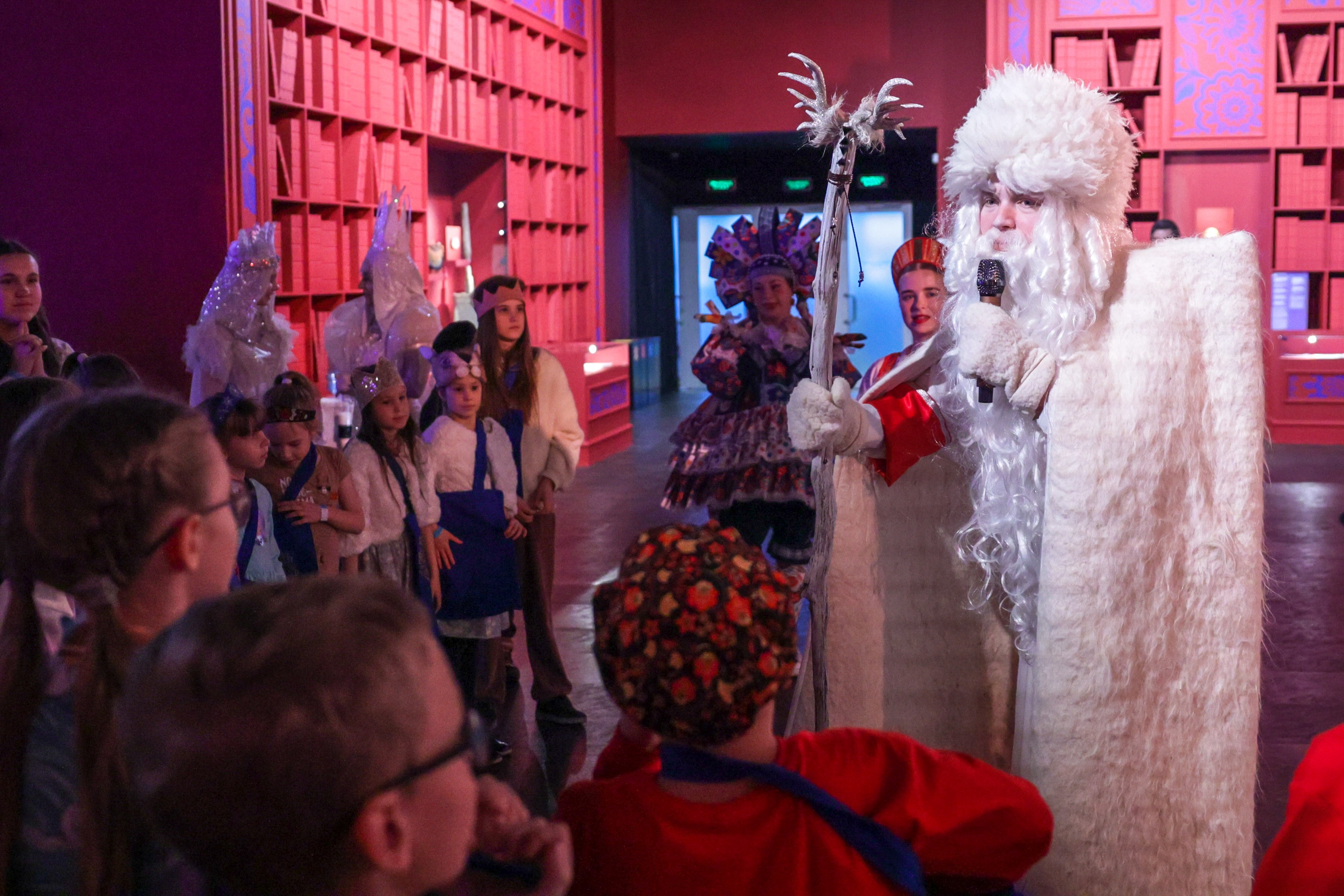 Theatrical carolling 