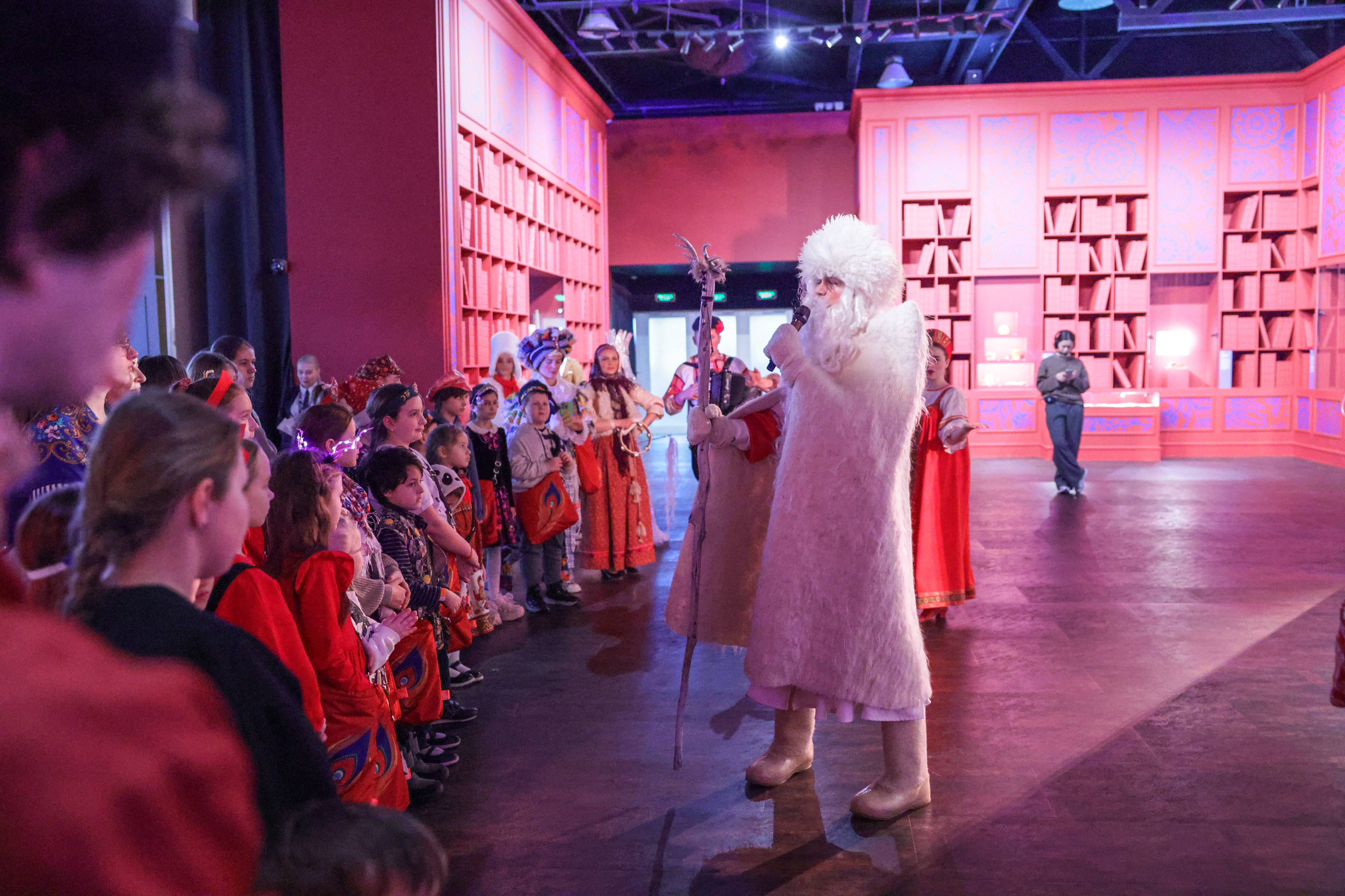 Theatrical carolling 