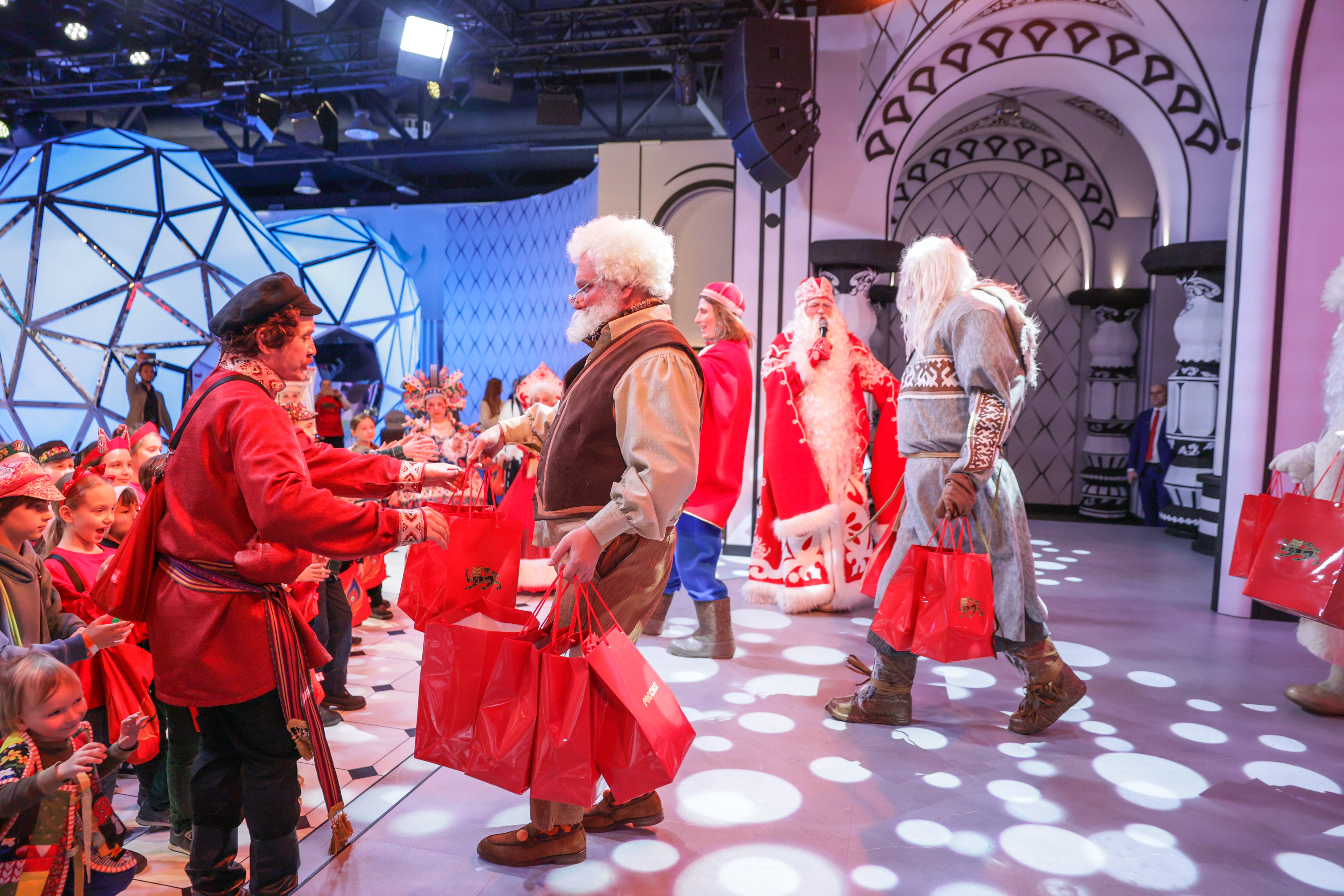 Theatrical carolling 