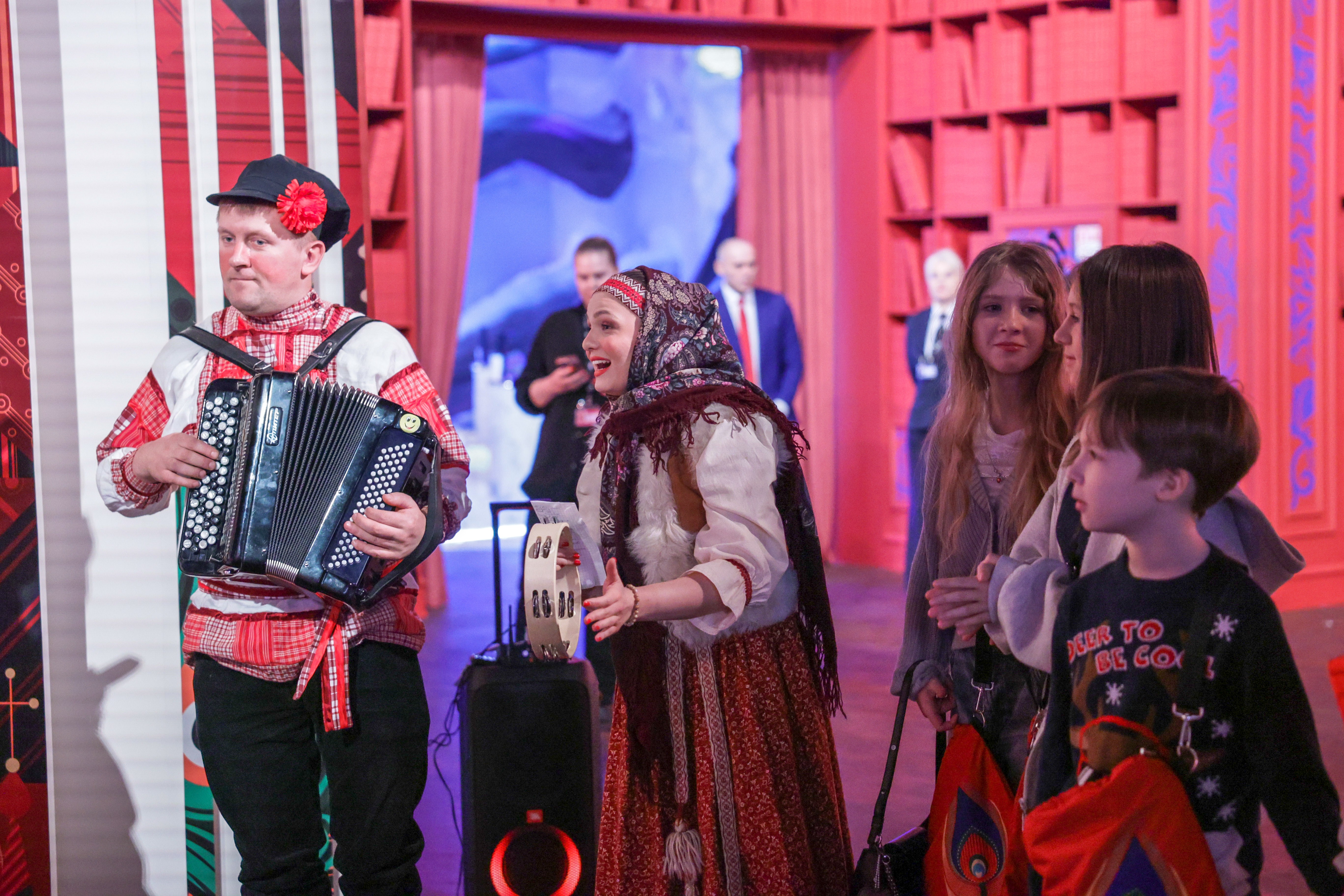 Theatrical carolling 