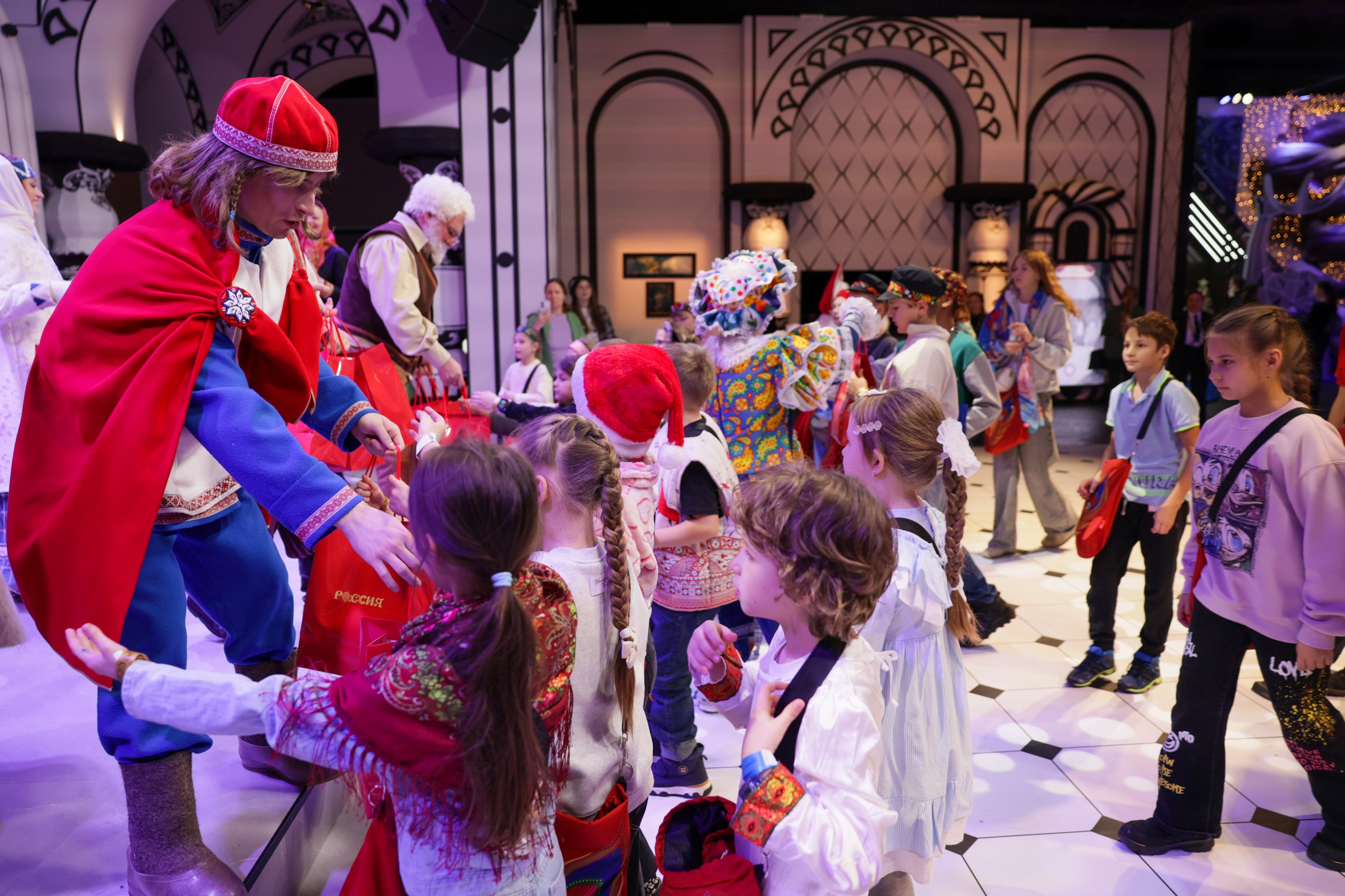 Theatrical carolling 