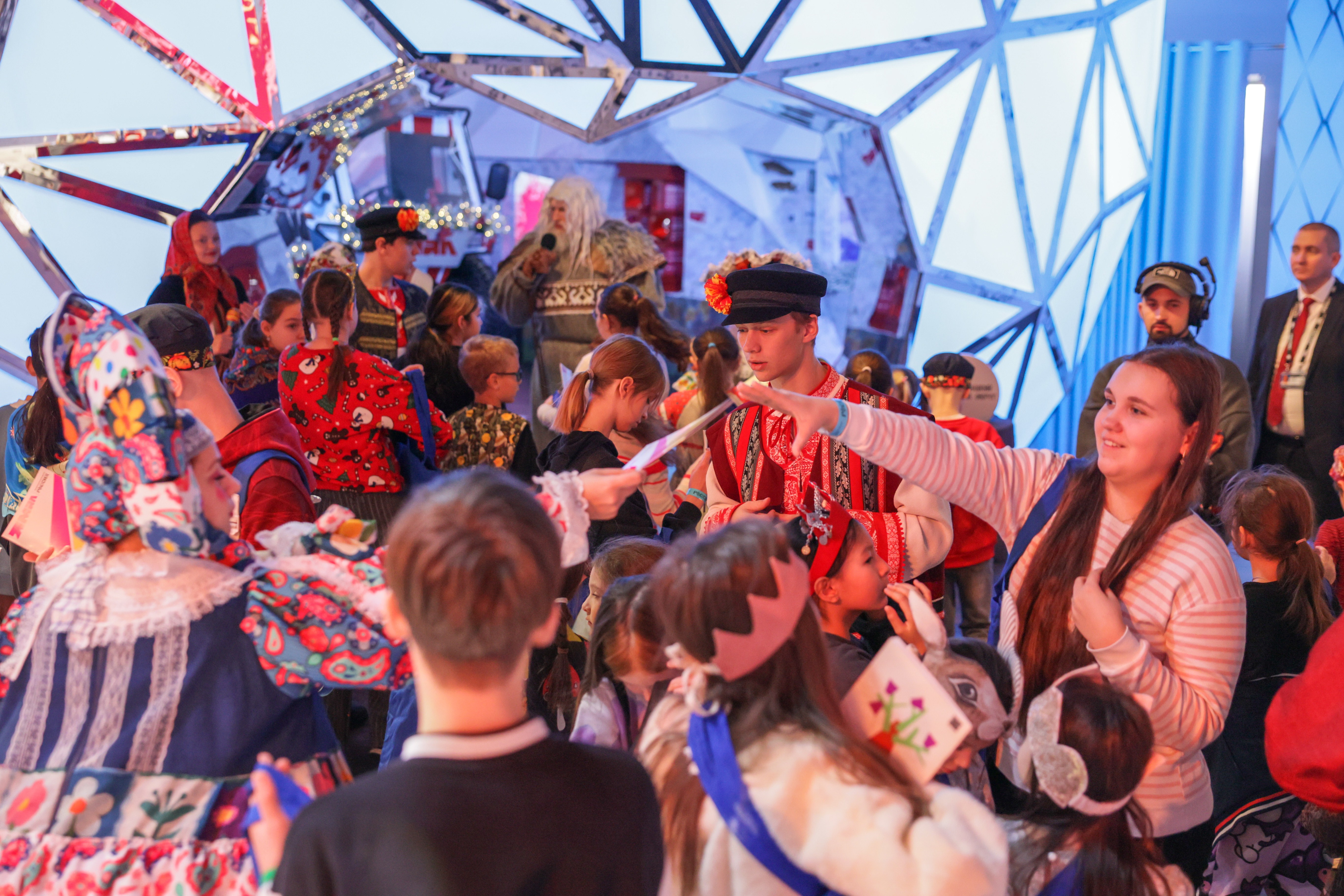 Theatrical carolling 